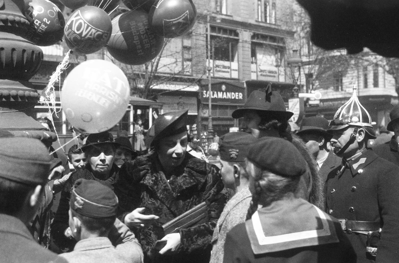 Magyarország, Budapest V., Ferenciek tere, adománygyűjtés az Országos Gyermekvédő Liga számára a Belvárosi Ferences templomnál. Középen Darányi Kálmán miniszterelnök felesége, háttérben a Kossuth Lajos utca - Városház utca sarkán álló épületek láthatók., 1936, Inkey Tibor, Budapest, léggömb, szalamandra, pickelhaube, Fortepan #304535