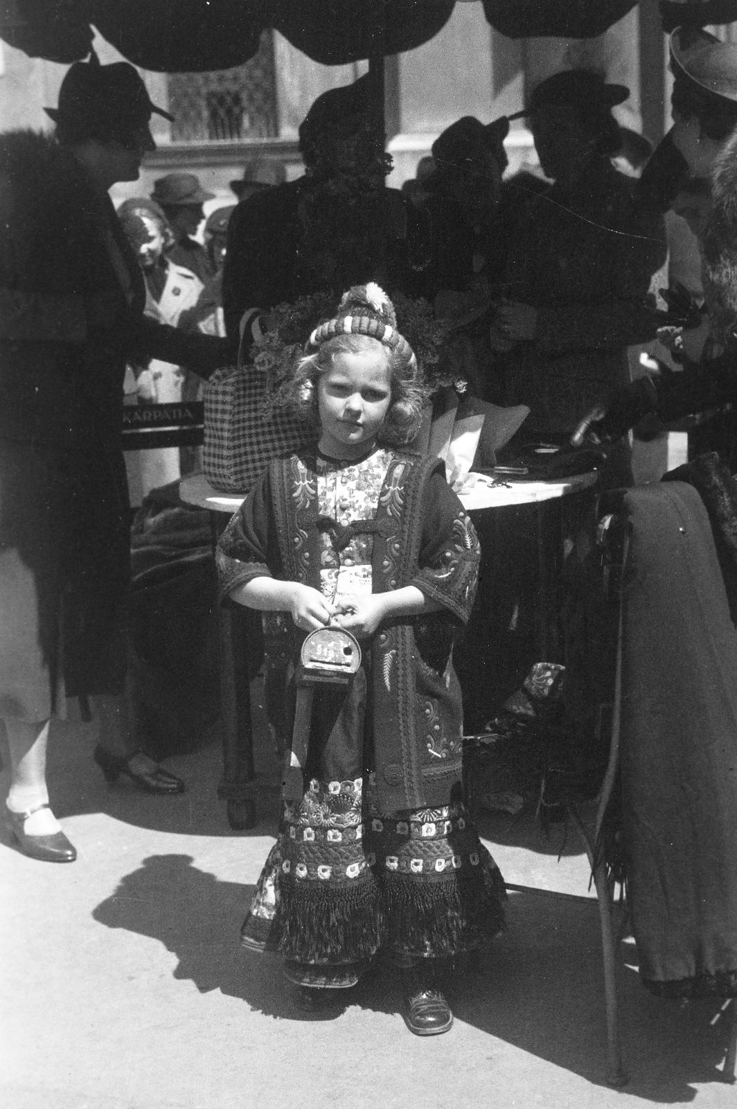 Hungary, Budapest V., Ferenciek tere, adománygyűjtés az Országos Gyermekvédő Liga számára a Belvárosi Ferences templom bejáratánál., 1936, Inkey Tibor, Budapest, girl, money-box, Fortepan #304536