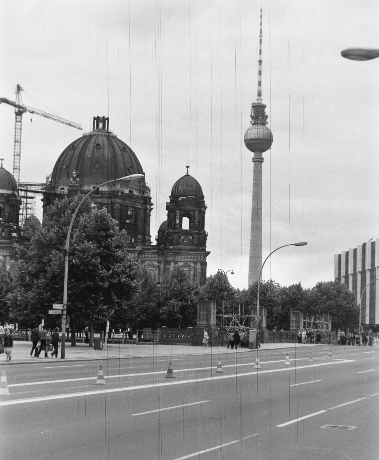 Németország, Berlin, Kelet-Berlin, Múzeum-sziget, Berlini dóm, háttérben a TV torony., 1976, Németh Tamás, tévétorony, NDK, Kelet-Berlin, székesegyház, Hermann Henselmann-terv, Julius Carl Raschdorff-terv, Fortepan #30454