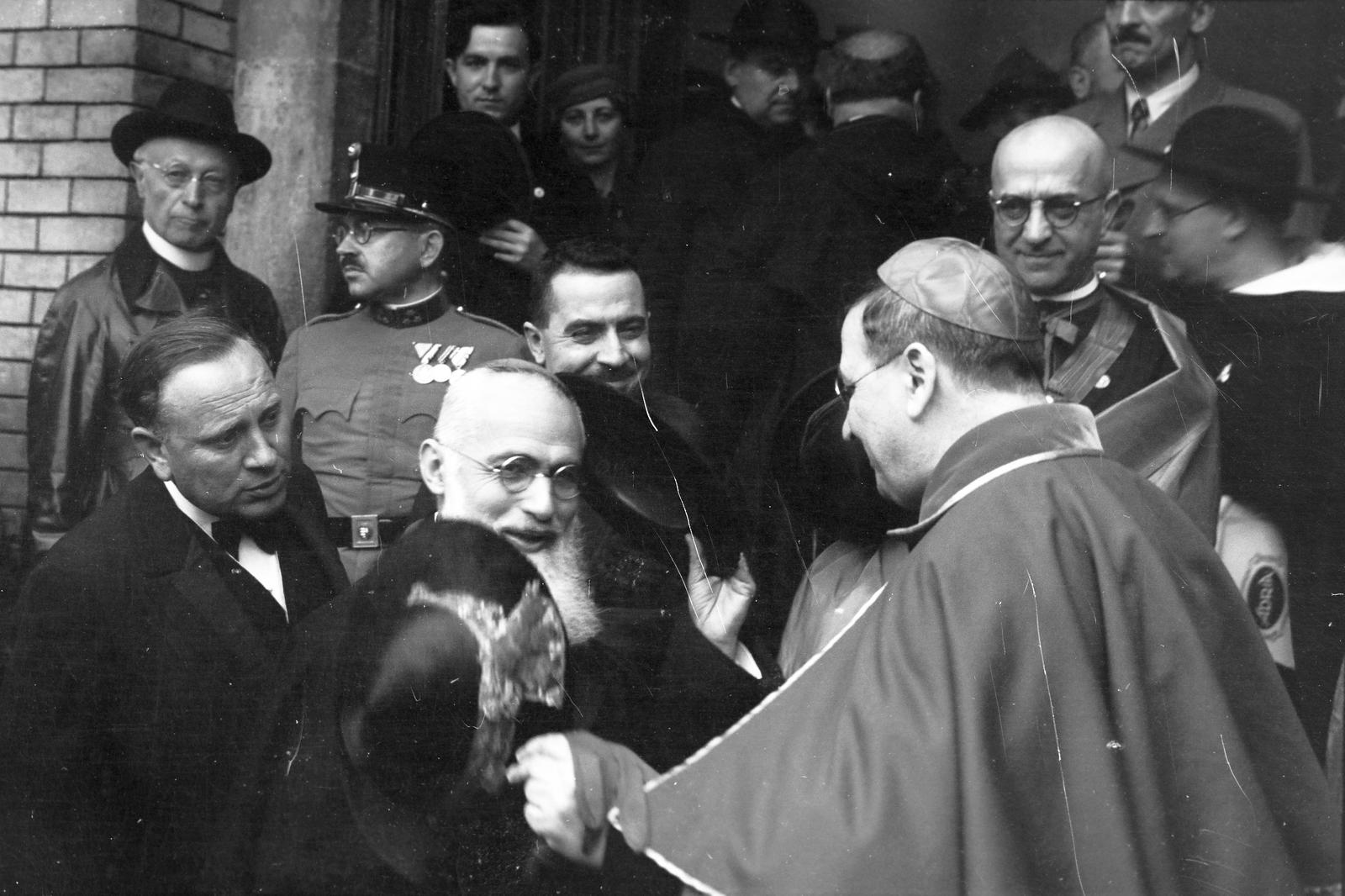 Hungary, Budapest I., a Déli pályaudvar Alkotás utca felőli, érkezési oldala. Balra Tapponni Ignác antiochiai pátriárka, jobbra az Eucharisztikus Világkongresszusra érkező főpapokat fogadó Serédi Jusztinián hercegprímás., 1938, Inkey Tibor, Budapest, Fortepan #304558