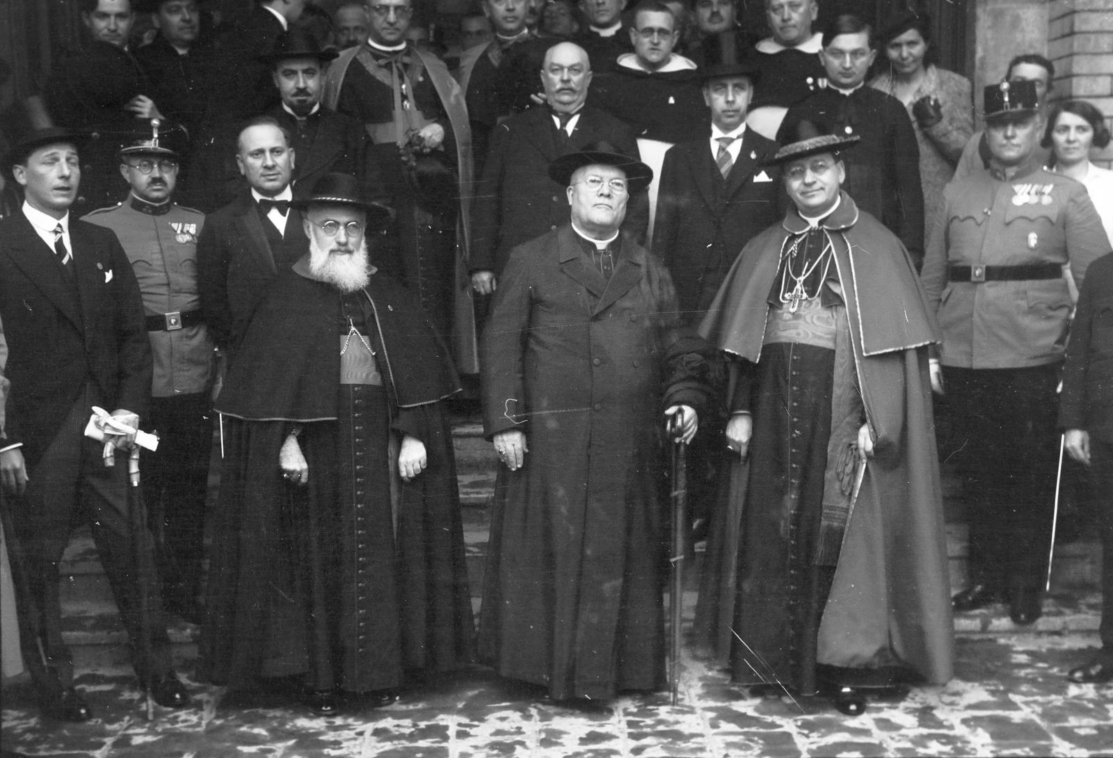 Hungary, Budapest I., a Déli pályaudvar Alkotás utca felőli, érkezési oldala. Balra Tapponni Ignác antiochiai pátriárka, középen Dougherty Dénes filadelfiai érsek, jobbra az Eucharisztikus Világkongresszusra érkező főpapokat fogadó Serédi Jusztinián hercegprímás., 1938, Inkey Tibor, Budapest, Fortepan #304559