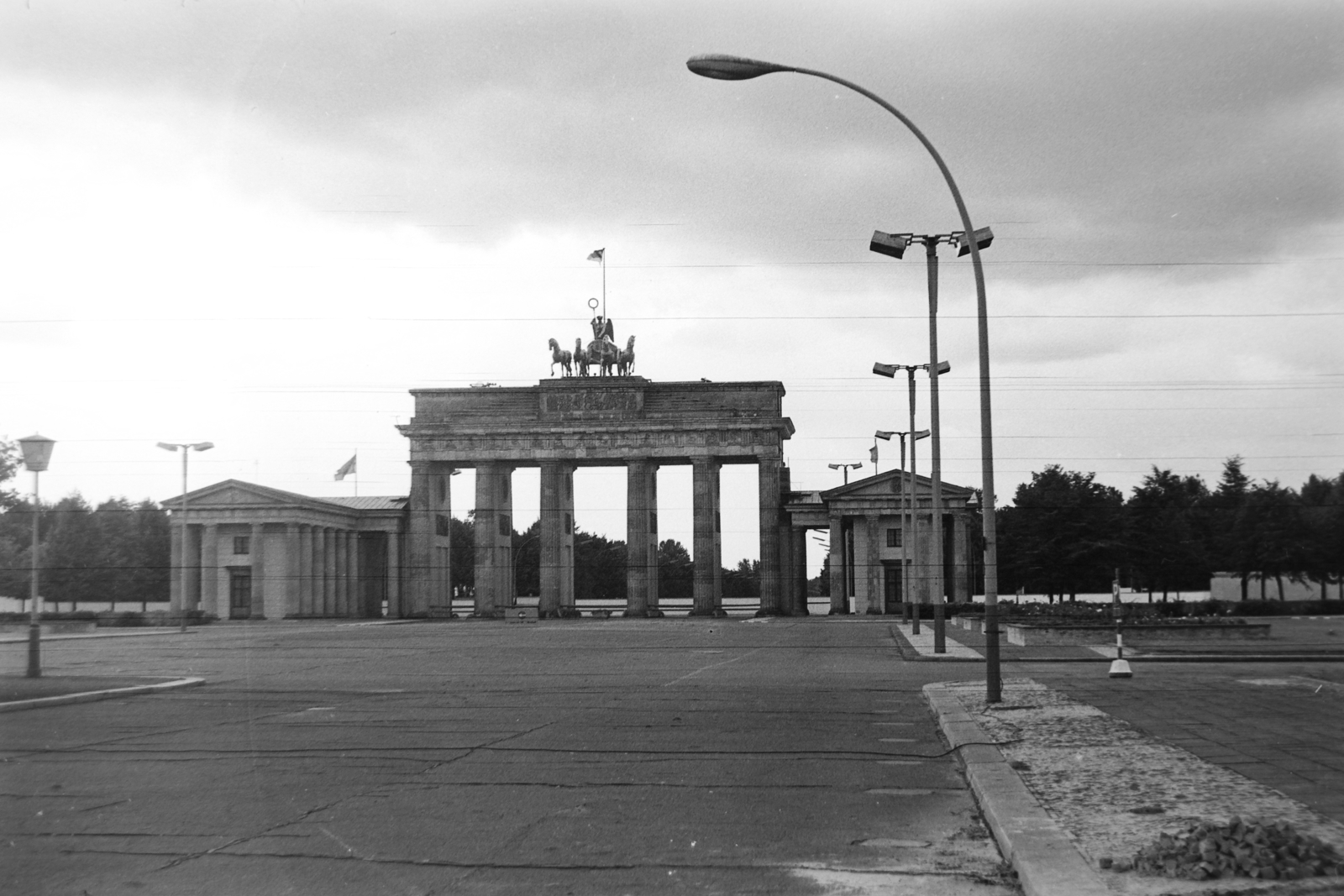 Germany, Berlin, Kelet-Berlin, Brandenburgi kapu., 1976, Németh Tamás, monument, GDR, Berlin Wall, East-Berlin, Neoclassical architecture, Carl Gotthard Langhans-design, Fortepan #30456