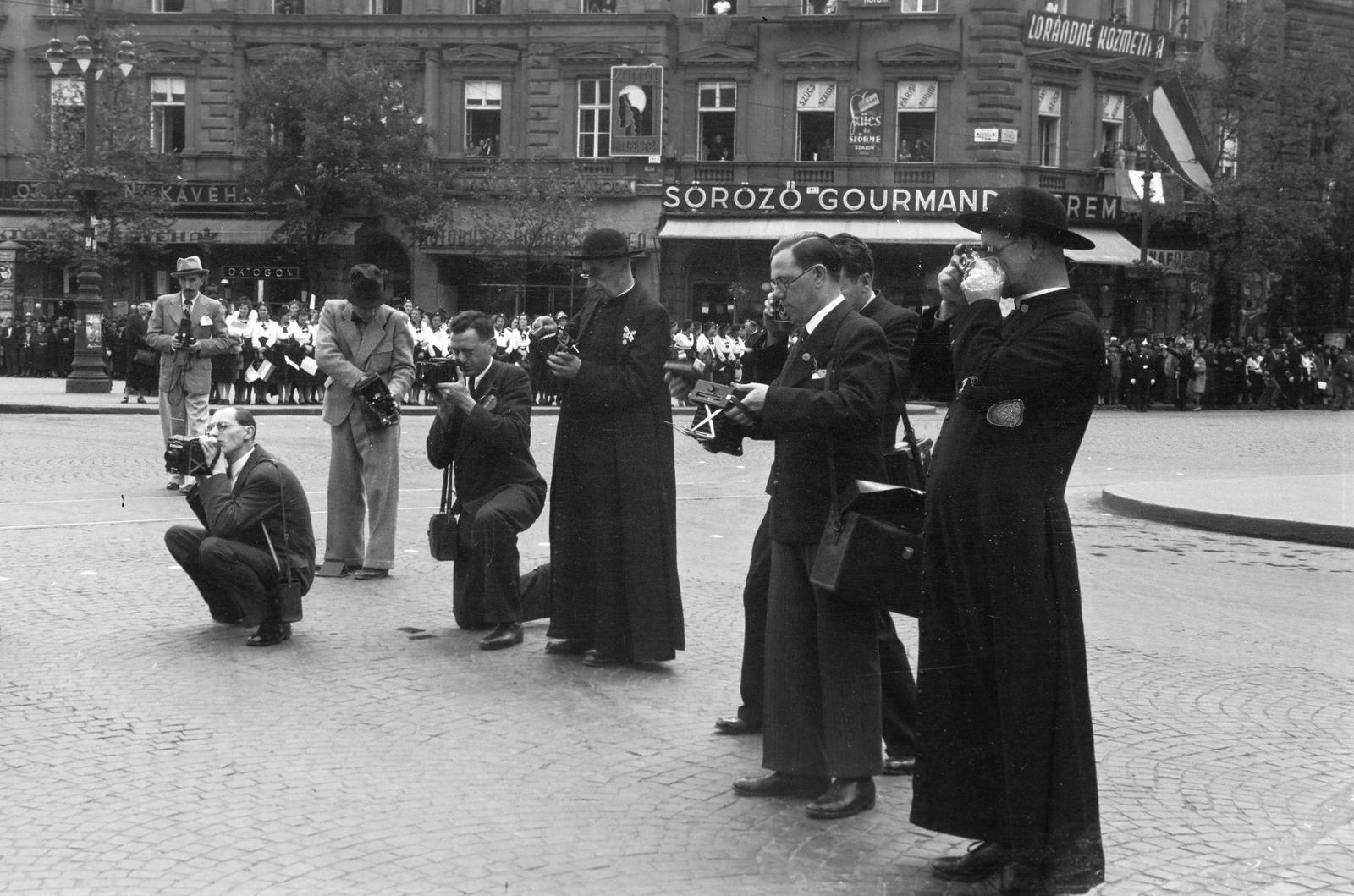 Hungary, Budapest VIII., Oktogon (Mussolini-tér), az Eucharisztikus Világkongresszuson résztvevő, Eugénio Pacelli bíboros (későbbi XII. Pius pápa), XI. Pius pápa képviselőjének érkezését megörökítő fotósok. Balra a Teréz körút., 1938, Inkey Tibor, Best of, press, camera, photography, priest, Budapest, Fortepan #304563