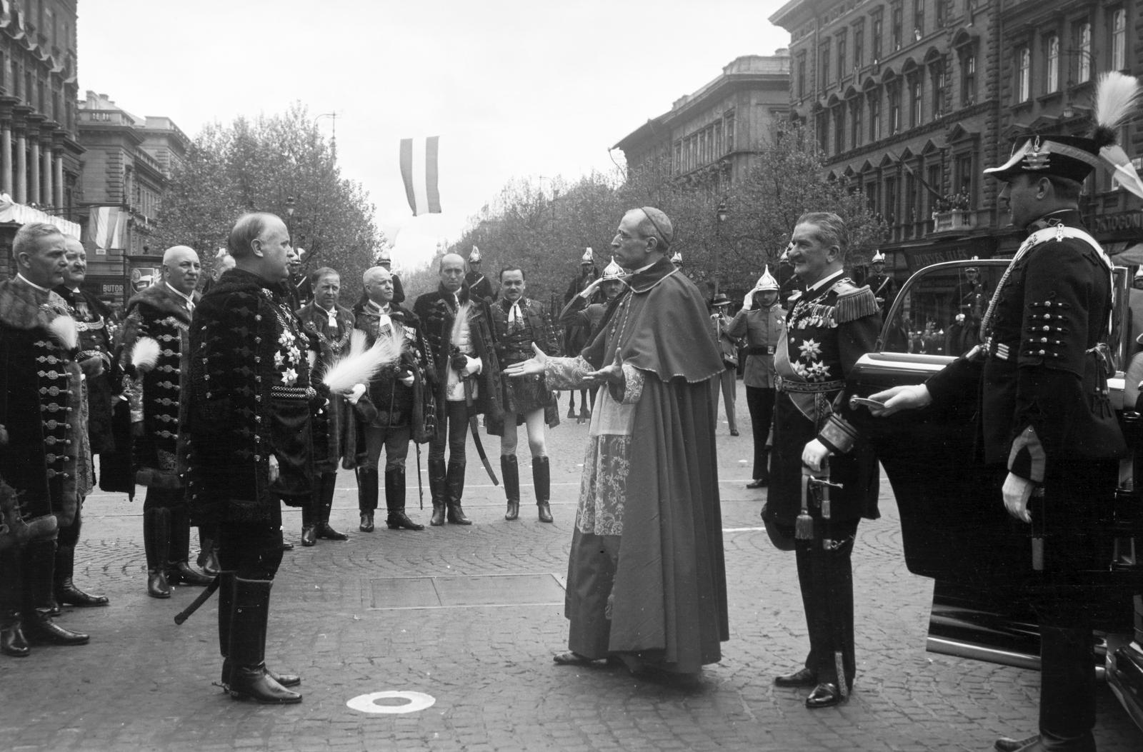 Hungary, Budapest VIII., Oktogon (Mussolini-tér), balra Szendy Károly polgármester, középen az Eucharisztikus Világkongresszusra érkező, Eugénio Pacelli bíboros (későbbi XII. Pius pápa), XI. Pius pápa képviselője, mellette Horthy Miklós. Háttérben az Andrássy út Hősök tere felé vezető szakaszának házsora., 1938, Inkey Tibor, Budapest, Fortepan #304565