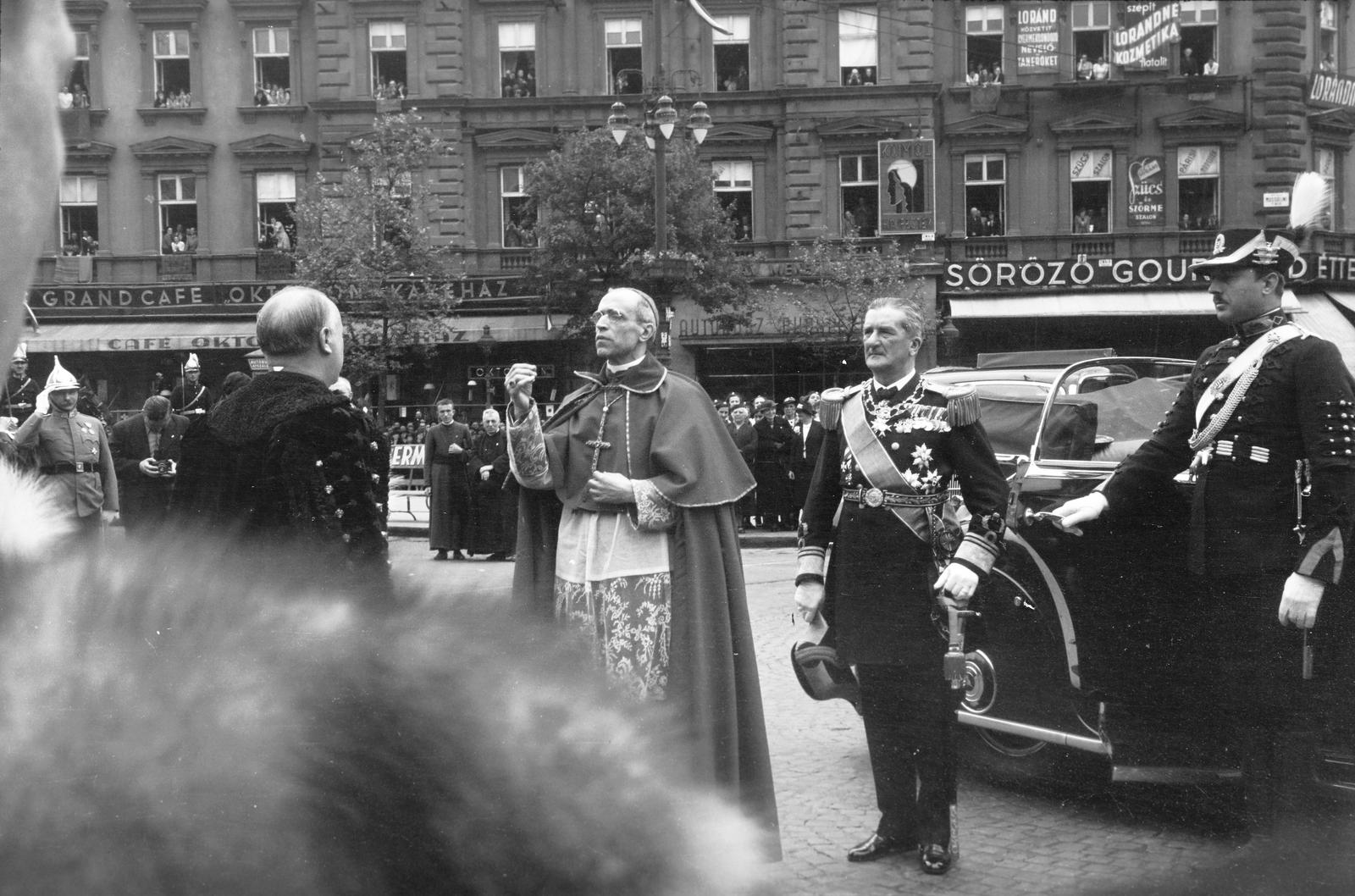 Hungary, Budapest VIII., Oktogon (Mussolini-tér), balra Szendy Károly polgármester, szemben az Eucharisztikus Világkongresszusra érkező, Eugénio Pacelli bíboros (későbbi XII. Pius pápa), XI. Pius pápa képviselője, mögötte Horthy Miklós., 1938, Inkey Tibor, Best of, priest, governor, Budapest, Fortepan #304566
