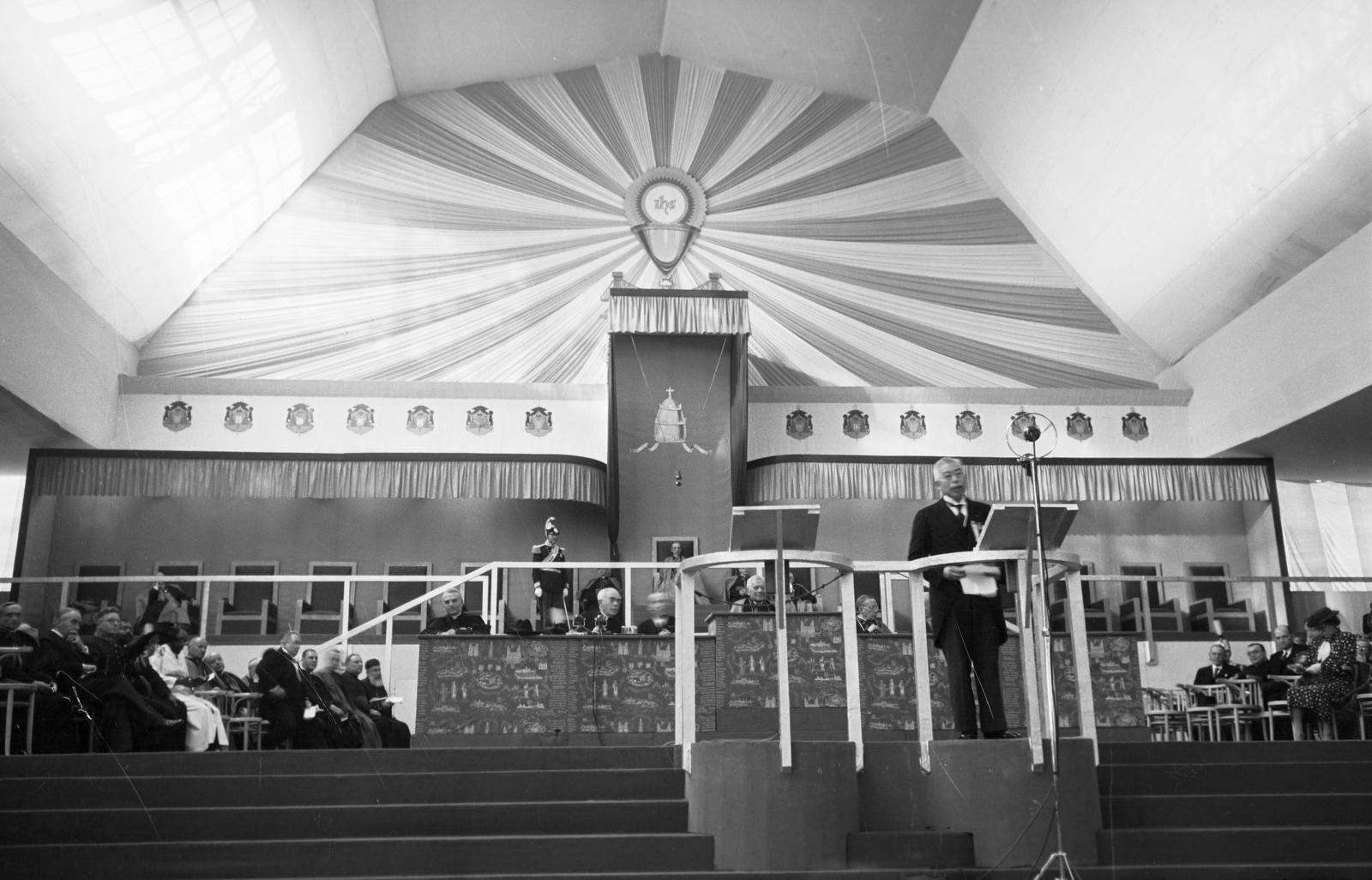 Hungary, Budapest XIV., az eucharisztikus világkongresszus ünnepségeinek egyik helyszíne, az ünnepi csarnok az átalakított Iparcsarnokban., 1938, Inkey Tibor, Budapest, Fortepan #304572