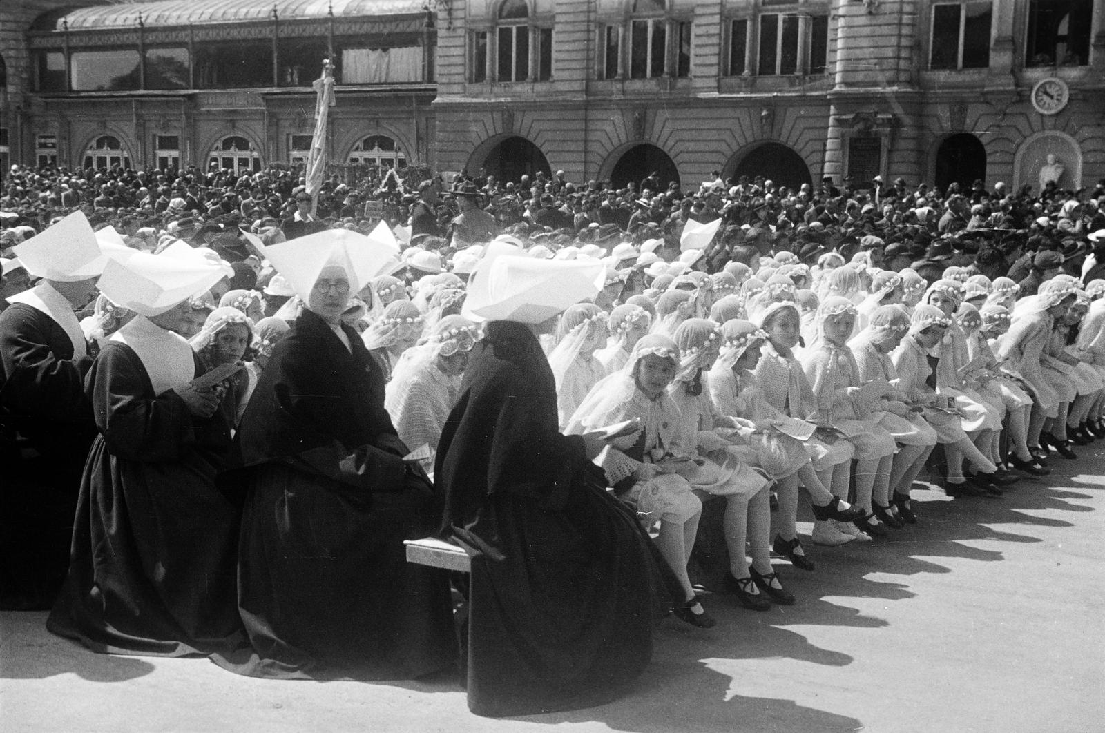 1938, Inkey Tibor, auditorium, nun, wreath, girls, white dress, Fortepan #304575