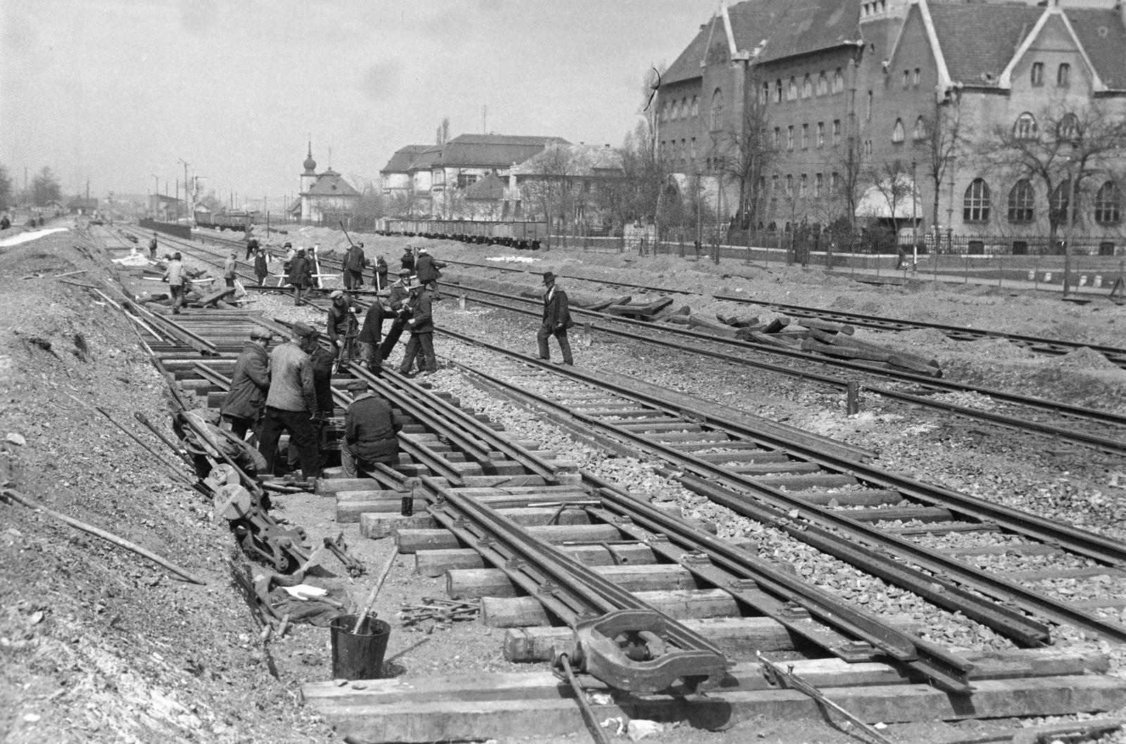Hungary, Budapest XIV., Mexikói út a Korong utca - Erzsébet királyné útja közötti szakaszon. A Nyugati pályaudvar tehermentesítésére ideiglenes állomást építenek az Eucharisztikus Világkongresszus különvonatai részére. A kép jobb szélén a Mexikói út 60. (eredetileg Zsidó Vakok Intézete, ekkor siketnémák intézete, később Mozgásjavító Iskola)., 1938, Inkey Tibor, Budapest, Fortepan #304576