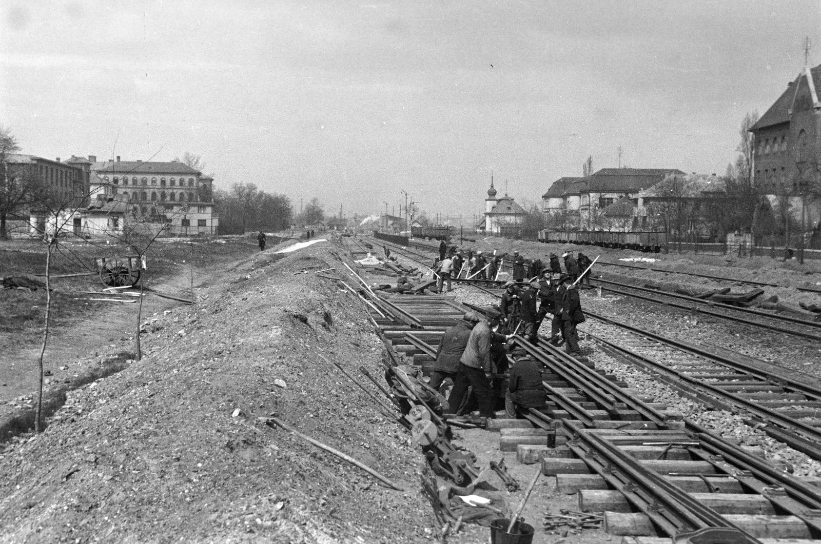 Hungary, Budapest XIV., Mexikói út a Korong utca - Erzsébet királyné útja közötti szakaszon. A Nyugati pályaudvar tehermentesítésére ideiglenes állomást építenek az Eucharisztikus Világkongresszus különvonatai részére., 1938, Inkey Tibor, Budapest, Fortepan #304577