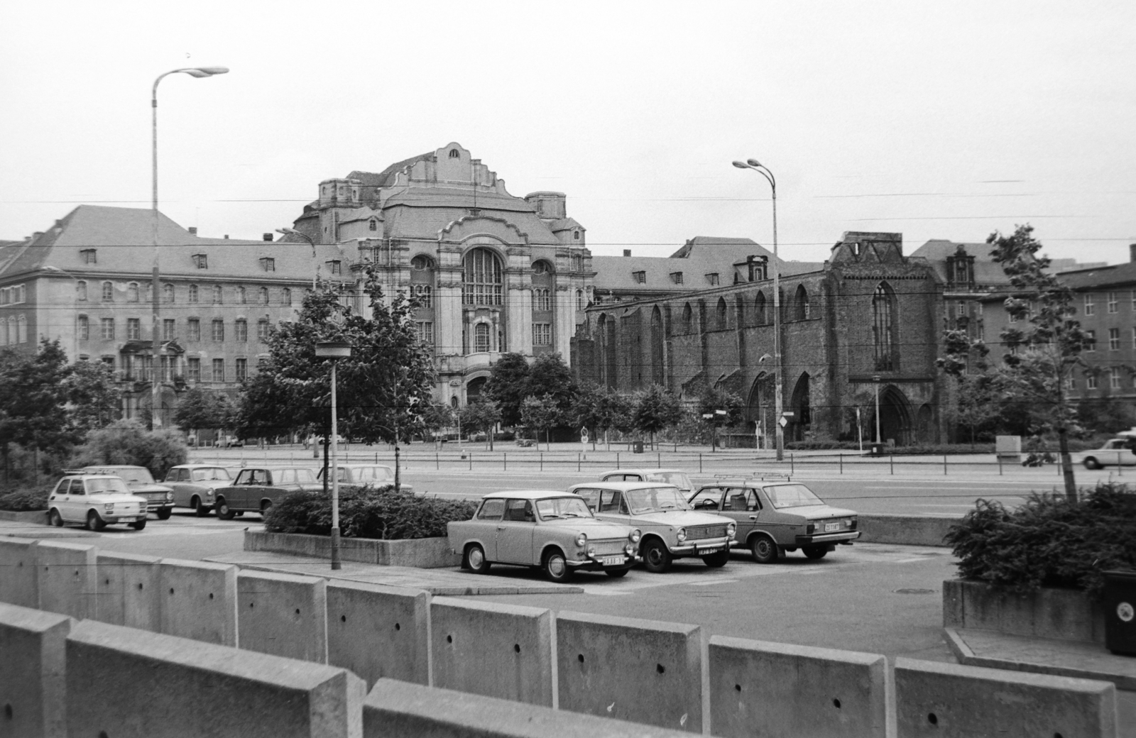 Germany, Berlin, a Grunerstrasse és a Klosterstrasse sarka, az egykori Franziskaner Klosterkirche (Ferences kolostortemplom) romjaival., 1976, Németh Tamás, Gerrman brand, Trabant-brand, Soviet brand, Fiat-brand, Lada-brand, Polski Fiat-brand, Italian brand, GDR, Polish brand, automobile, East-Berlin, Fortepan #30458