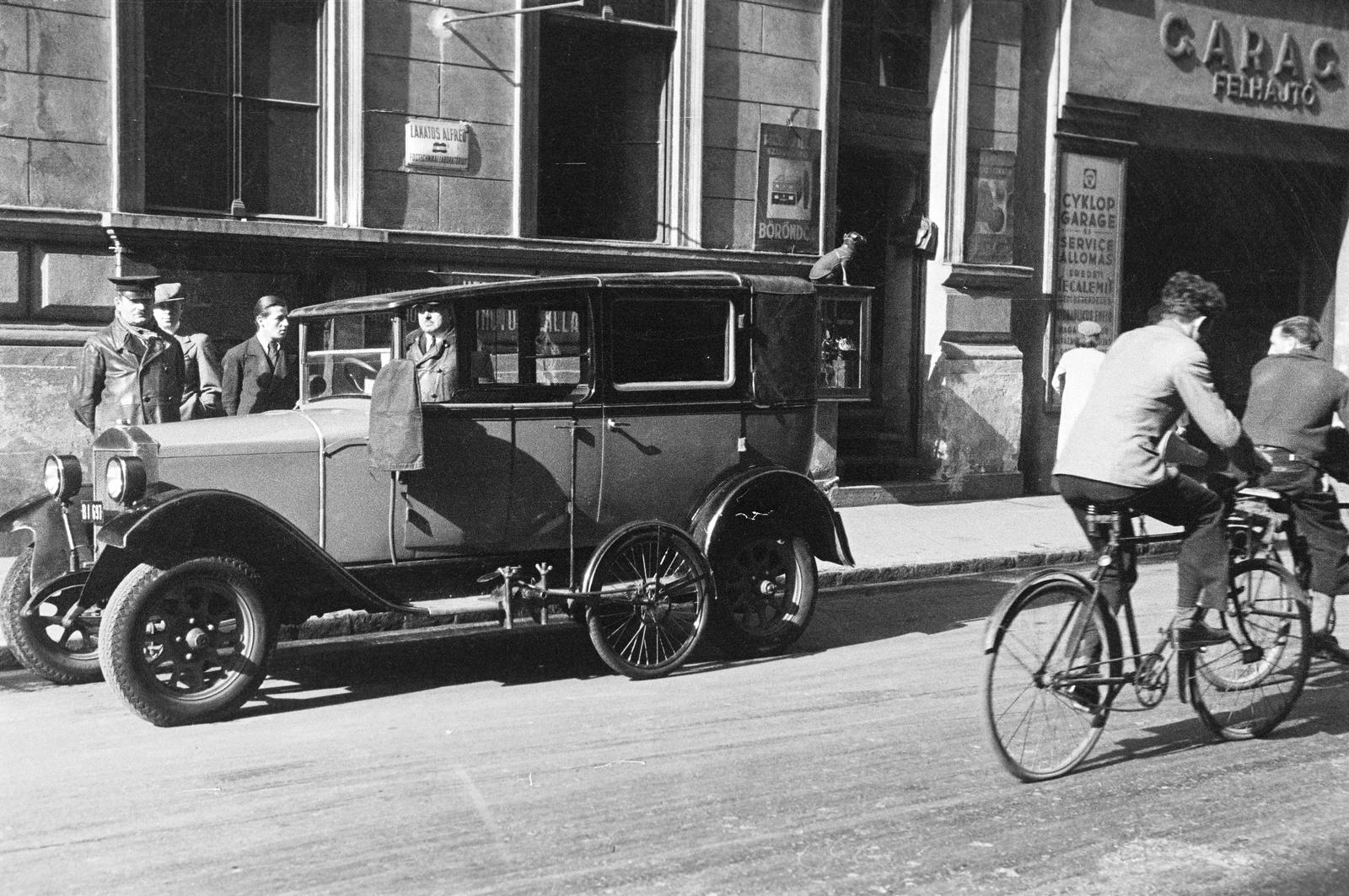 1937, Inkey Tibor, Best of, looking back, taxi meter, taxicab, measuring, dental technican, garage, instrument, bicycle, enamel sign, automobile, measuring scale, chauffeur, MÁG-brand, number plate, Fortepan #304581