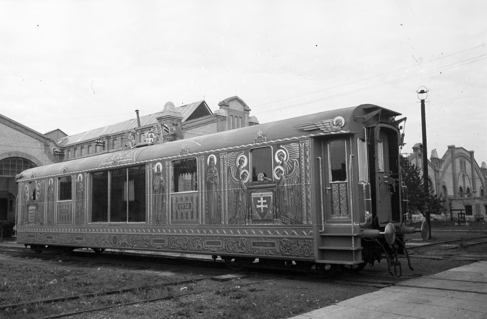 Hungary, Dunakeszi, a Szent Jobbot szállító szerelvény, az Aranyvonat díszkocsija a MÁV Dunakeszi Főműhelyének nagycsarnoka előtt., 1938, Inkey Tibor, Fortepan #304582