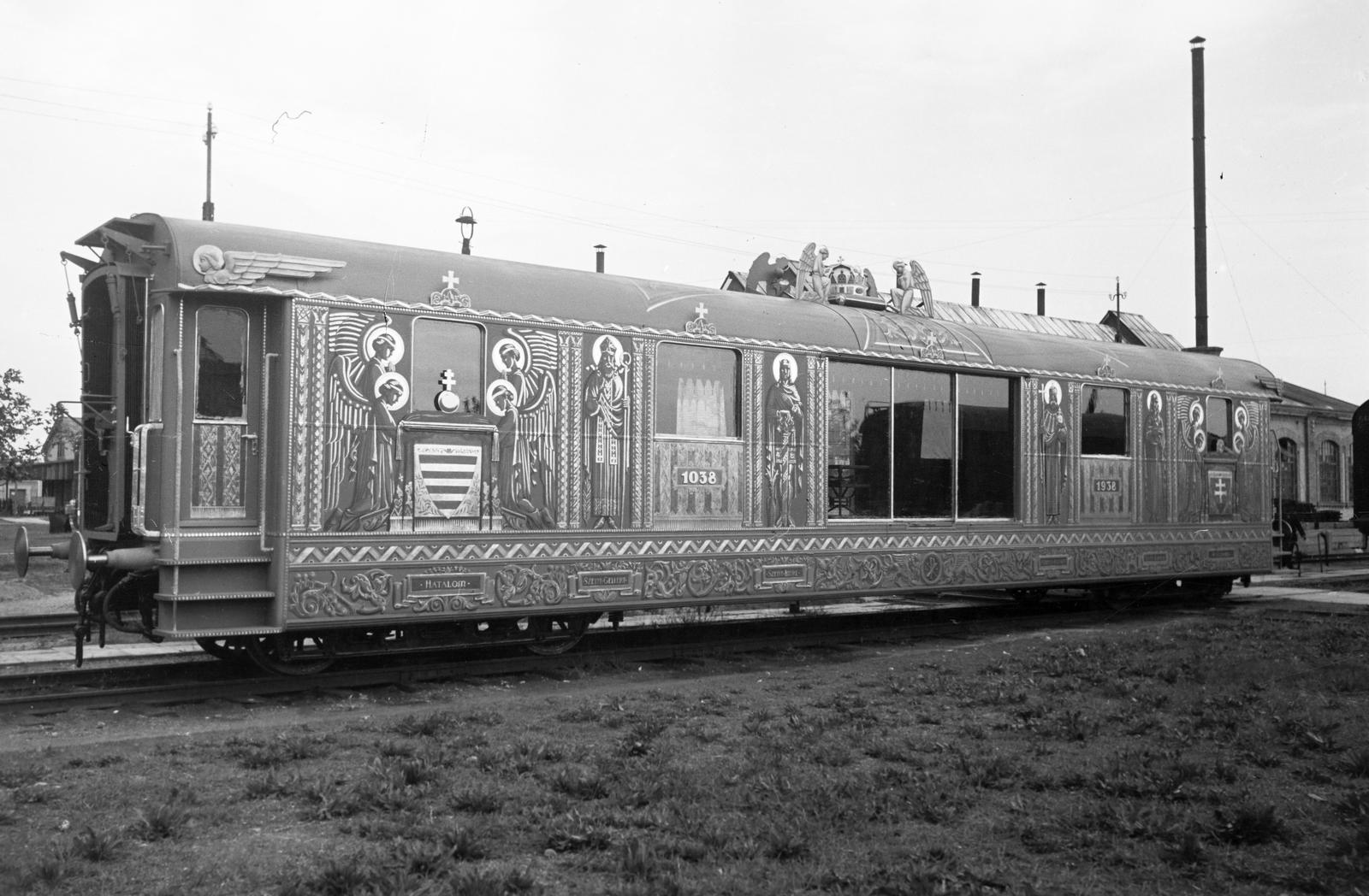 Magyarország, Dunakeszi, a Szent Jobbot szállító szerelvény, az Aranyvonat díszkocsija a MÁV Dunakeszi Főműhelyének nagycsarnoka előtt., 1938, Inkey Tibor, Fortepan #304583
