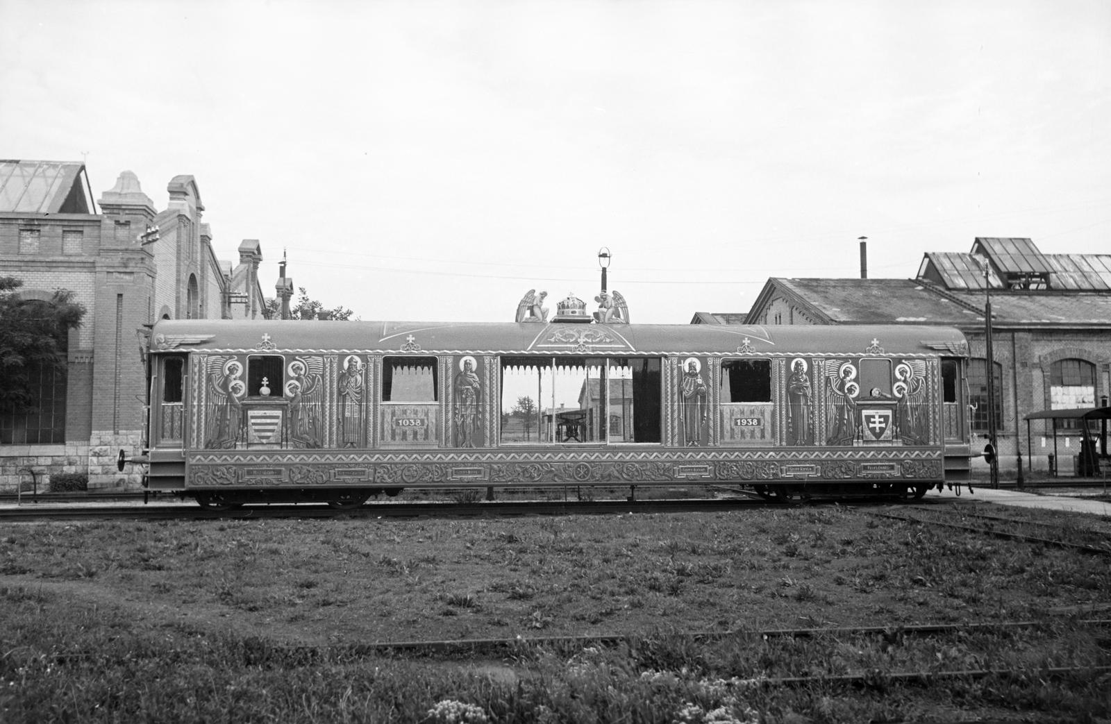 Magyarország, Dunakeszi, a Szent Jobbot szállító szerelvény, az Aranyvonat díszkocsija a MÁV Dunakeszi Főműhelyének nagycsarnoka előtt., 1938, Inkey Tibor, Fortepan #304589