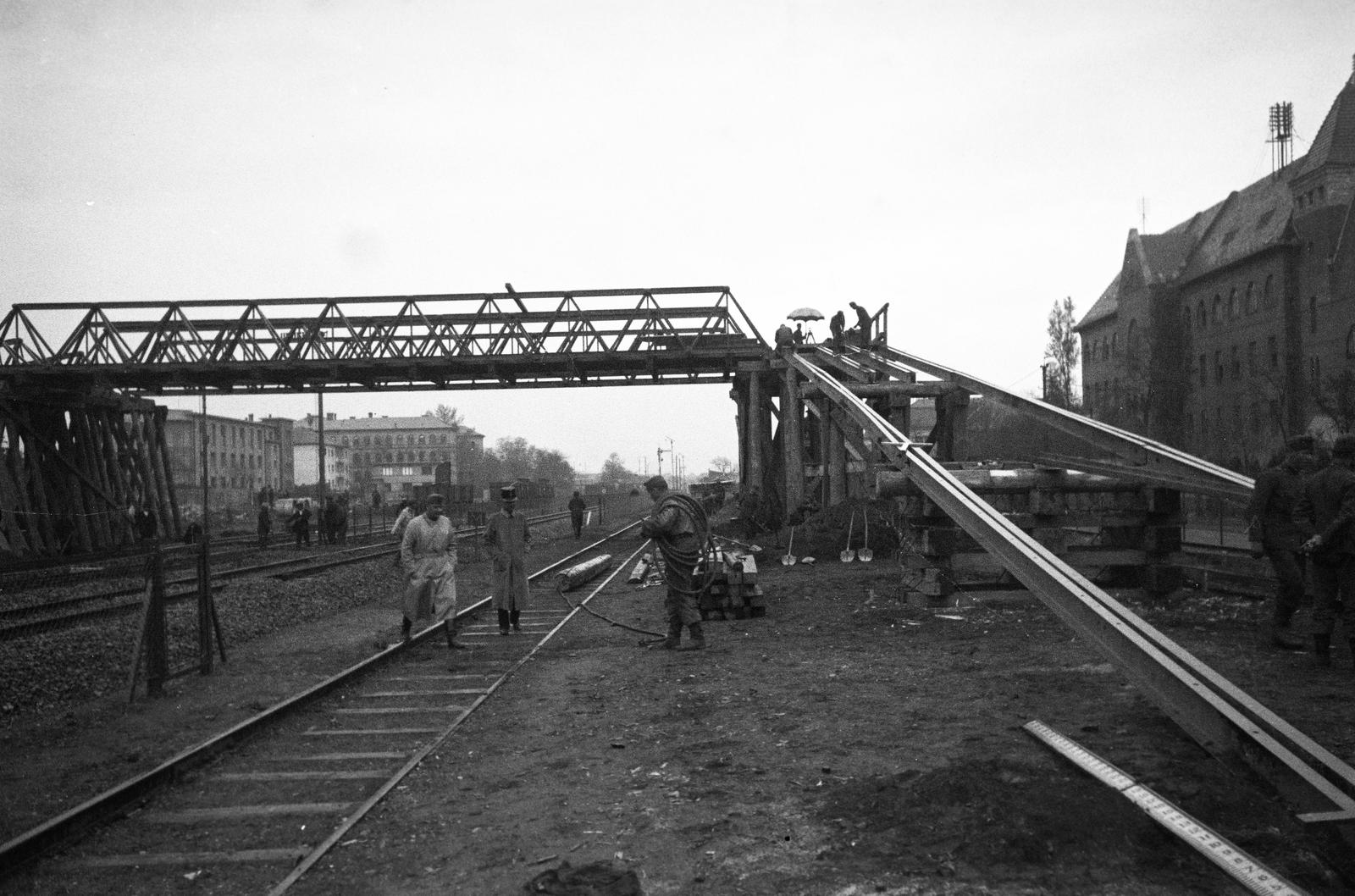 Magyarország, Budapest XIV., a Mexikói út a Korong utca - Erzsébet királyné útja közötti szakaszon. A Nyugati pályaudvar tehermentesítésére ideiglenes állomást építenek az Eucharisztikus Világkongresszus különvonatai részére., 1938, Inkey Tibor, vasút, sínpálya, rácsos tartó, Budapest, Fortepan #304593