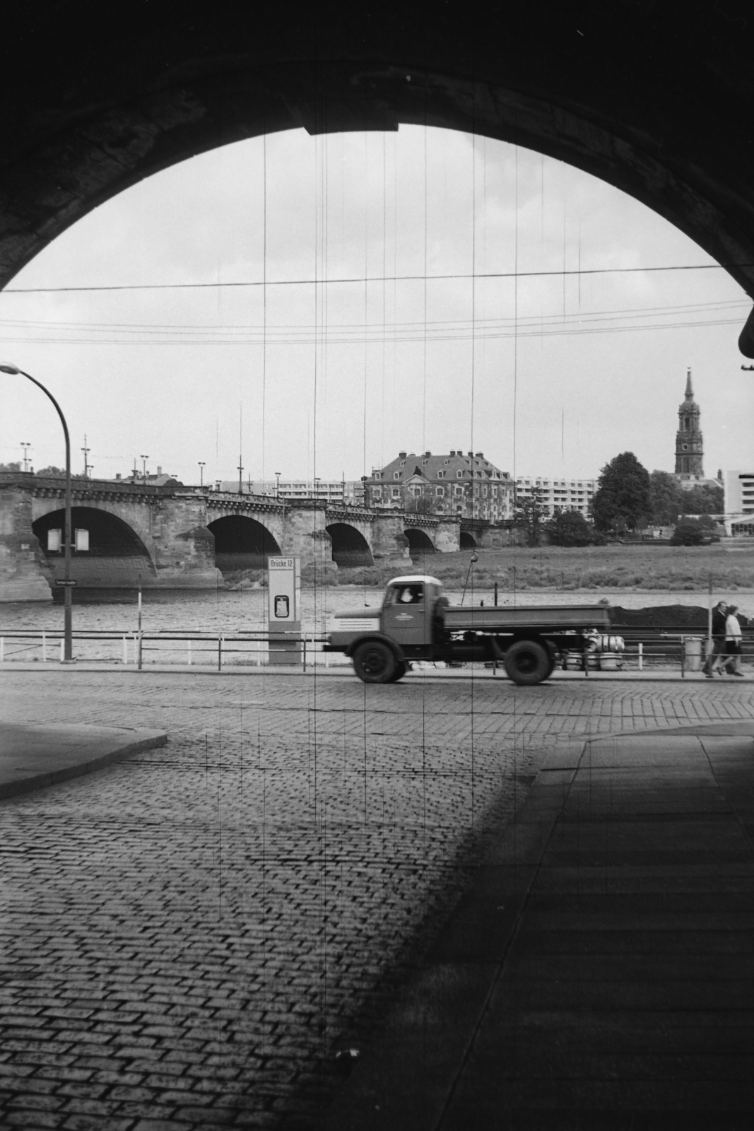 Germany, Dresden, az Elba folyó és az Augustusbrücke (Georgi-Dimitroff-Brücke) a Brühlsche Gasse alagútja felől., 1976, Németh Tamás, GDR, Fortepan #30460