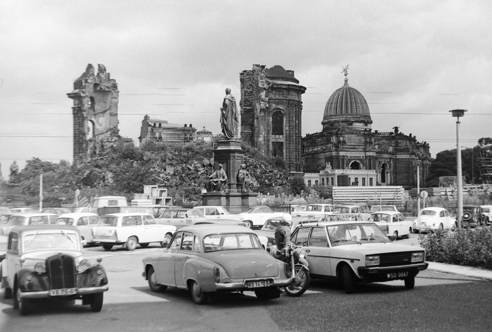 Germany, Dresden, II. Frigyes Ágost szász király szobra, mögötte a Miasszonyunk templom romjai, jobbra a Képzőművészeti Akadémia kupolája., 1976, Németh Tamás, German brand, Trabant-brand, sculpture, Fiat-brand, Wartburg-brand, DKW-brand, GDR, damaged building, automobile, number plate, Frederick Augustus II of Saxony-portrayal, Fortepan #30462