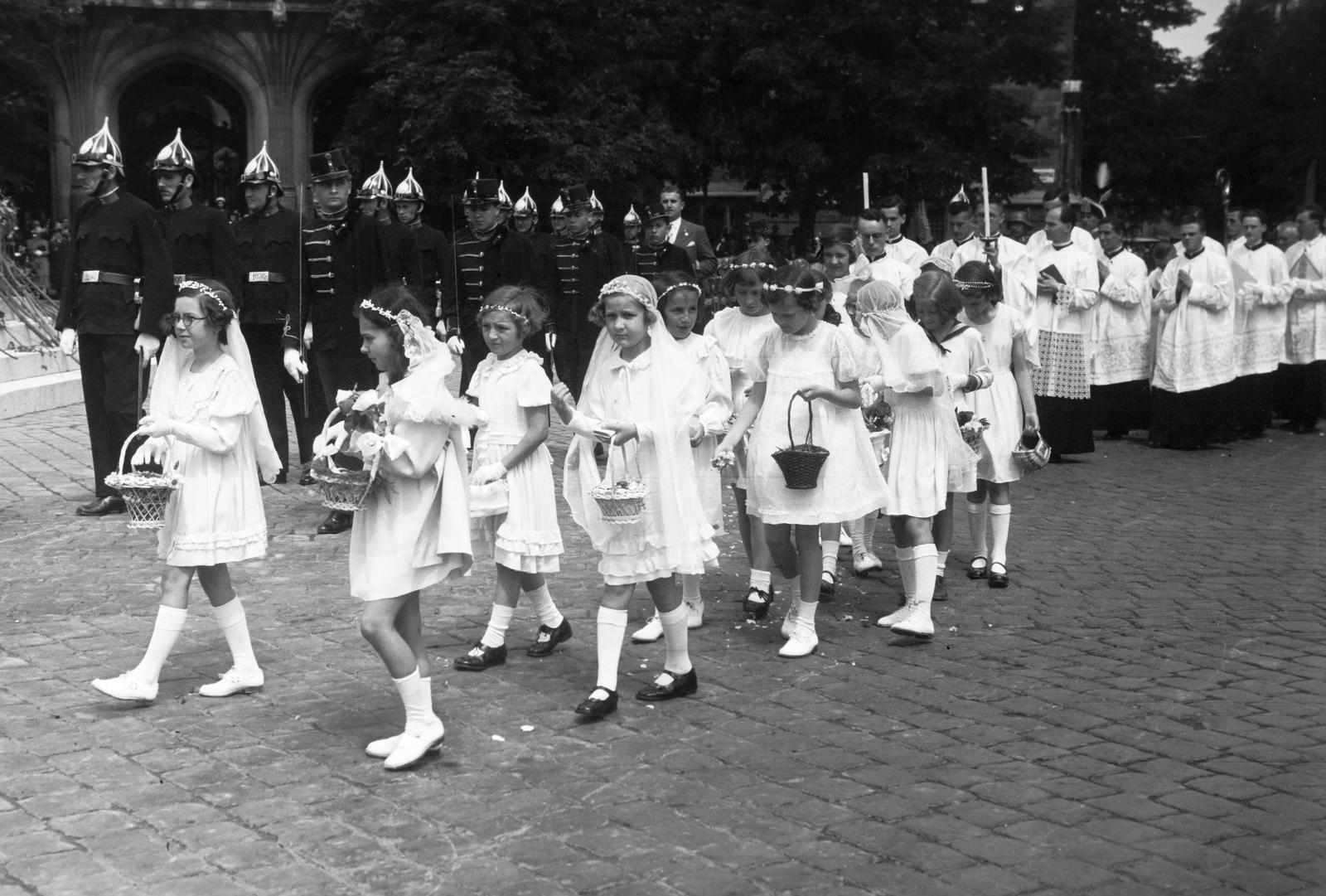 1940, Inkey Tibor, girls, march, pickelhelm, basket, white dress, Fortepan #304627