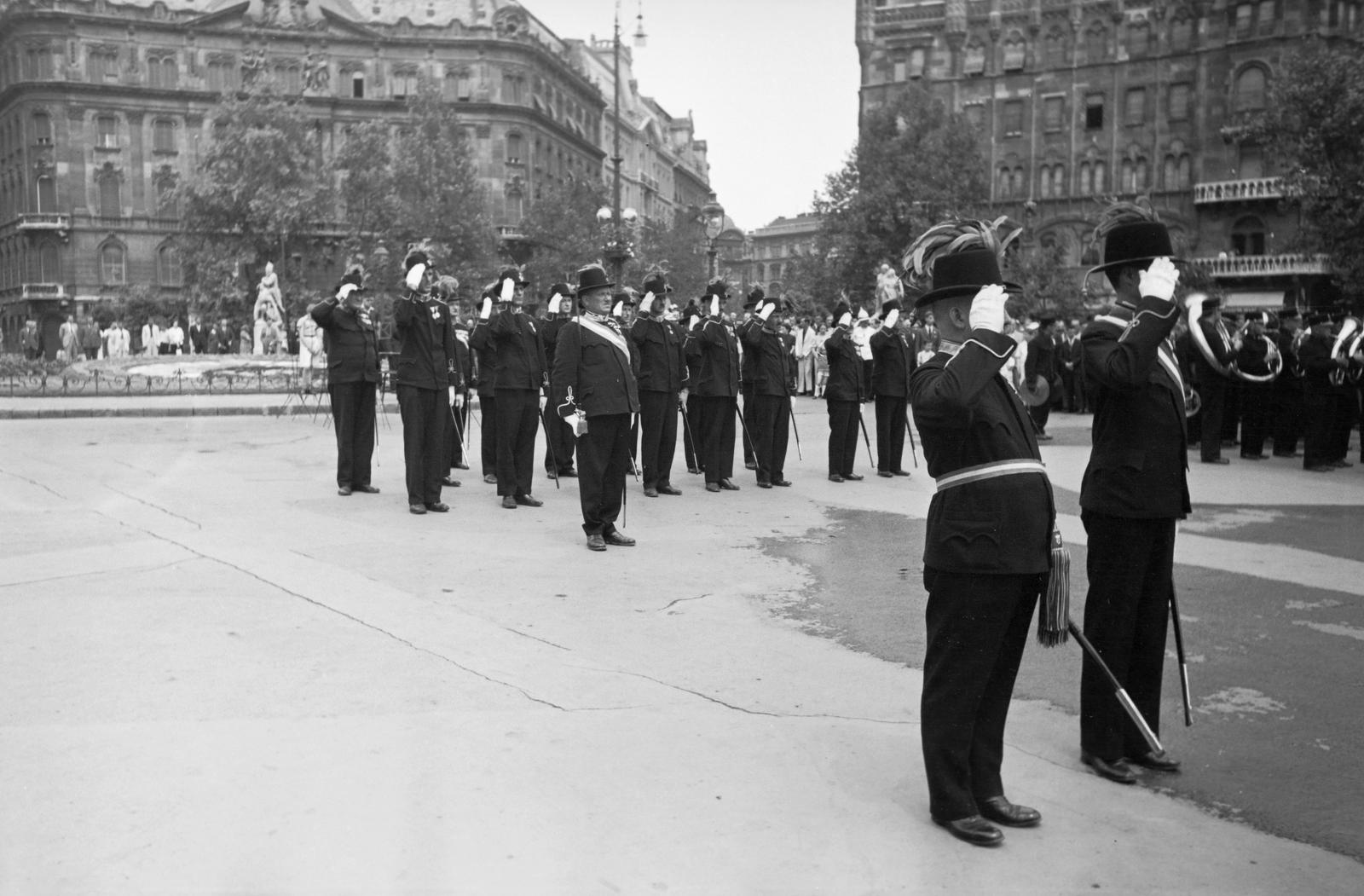 1937, Inkey Tibor, sword knot, feather, uniform, march, gendarme, parade, salute, Fortepan #304643