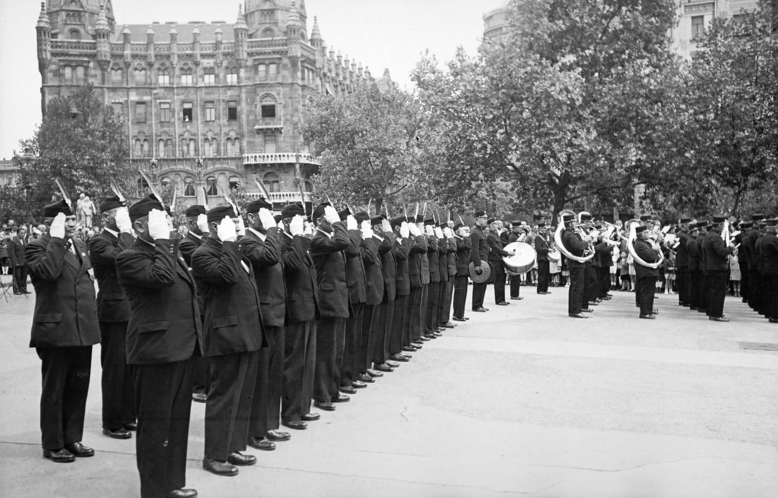 1937, Inkey Tibor, sorakozó, felvonulás, fúvószenekar, zenekar, díszszemle, kesztyű, csendőr, tisztelgés, Fortepan #304645