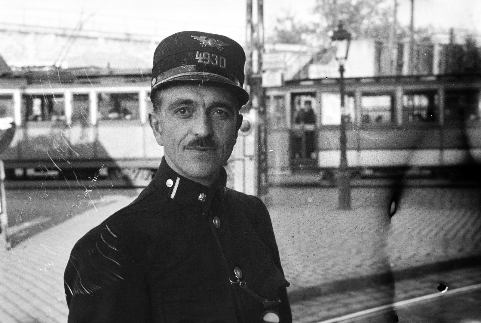 Hungary, Budapest IV.,Budapest XIII., a 3-as villamoson szolgálatot teljesítő 4930-as számú kalauz., 1937, Inkey Tibor, Best of, uniform, man, portrait, conductor, Budapest, Fortepan #304668