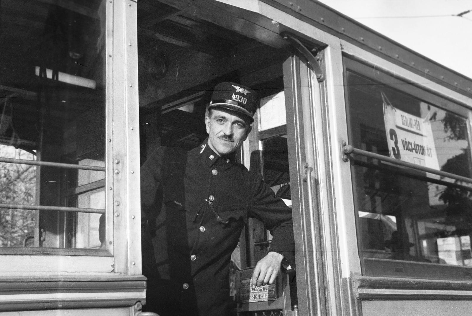 Magyarország, Budapest IV.,Budapest XIII., a 3-as villamoson szolgálatot teljesítő 4930-as számú kalauz., 1937, Inkey Tibor, kalauz, villamos, Budapest, Fortepan #304670