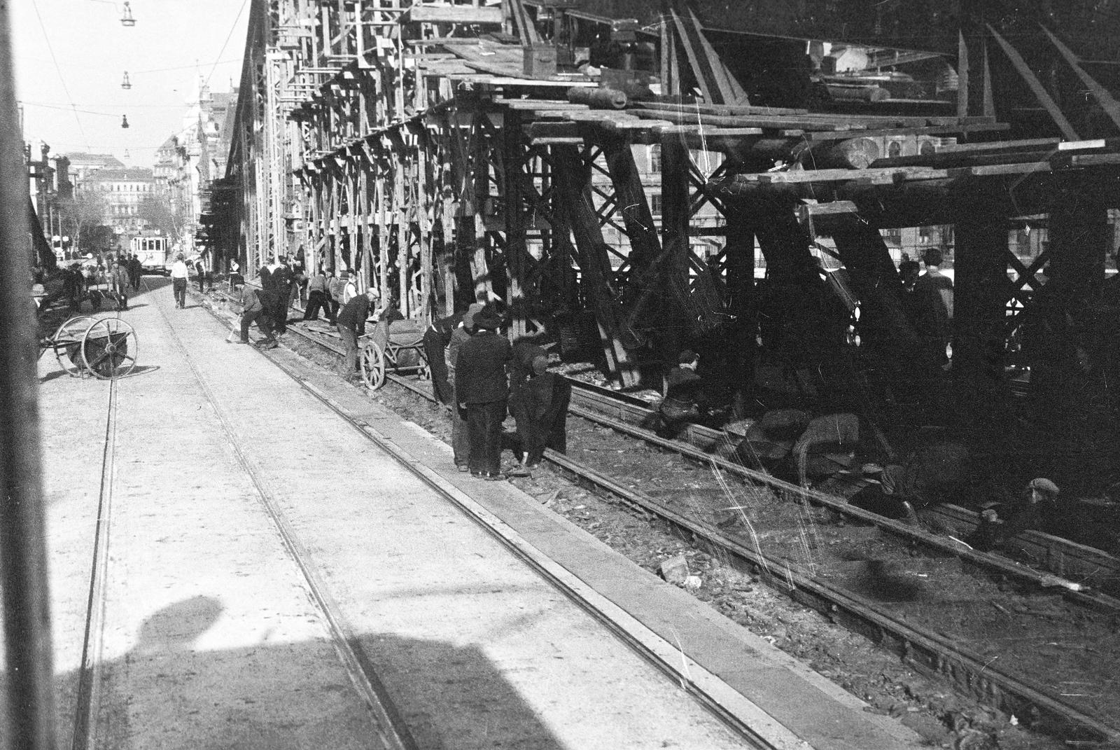 Hungary, Budapest IX., Szabadság (Ferenc József) híd. A felvétel a vágányok középre helyezésekor, a vasszerkezet javításakor és festésekor készült., 1938, Inkey Tibor, Budapest, Fortepan #304680
