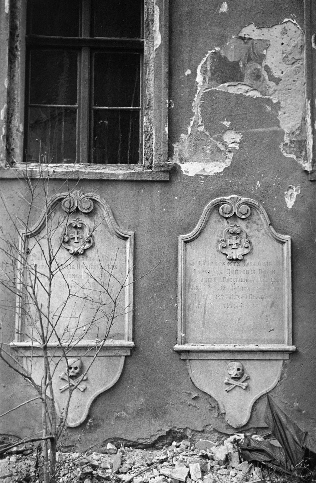 Magyarország, Tabán, Budapest I., a Szent Demeter szerb templom kertje, a lelkészi hivatal oldalfalán lévő sírkövek, a felvétel az épület bontásakor készült, 1938, Inkey Tibor, Budapest, Fortepan #304684