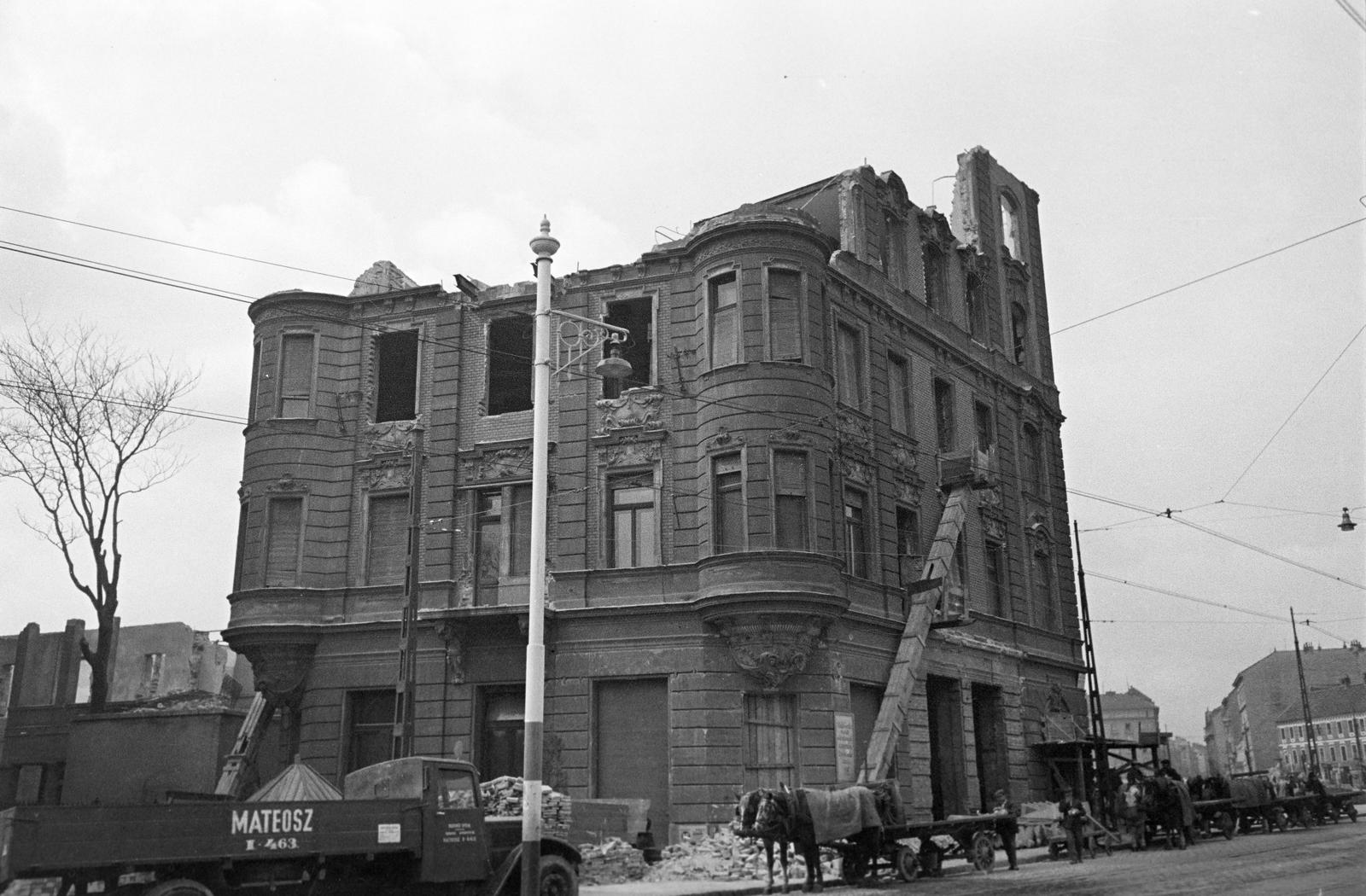Hungary, Tabán, Budapest I., Attila út (körút) a Döbrentei térnél. Szemben az Attila körút 51. szám alatt, a budai szerb egyházközösség bérpalotájának bontása, háttérben a Bethlen-udvar részlete, jobbra a Szarvas-ház látható., 1938, Inkey Tibor, Budapest, Fortepan #304686