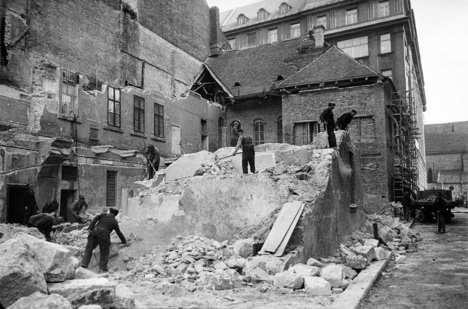 Hungary, Budapest V., Galamb utca, a felvétel az 1-es számú ház bontásakor készült. Mögötte az átépítés alatt álló Péterffy-palota / Krist-ház. Háttérben a Piarista Rendház (később Sapientia Szerzetesi Hittudományi Főiskola) épülete, jobbra a Belvárosi templom., 1938, Inkey Tibor, demolition, Budapest, Fortepan #304688