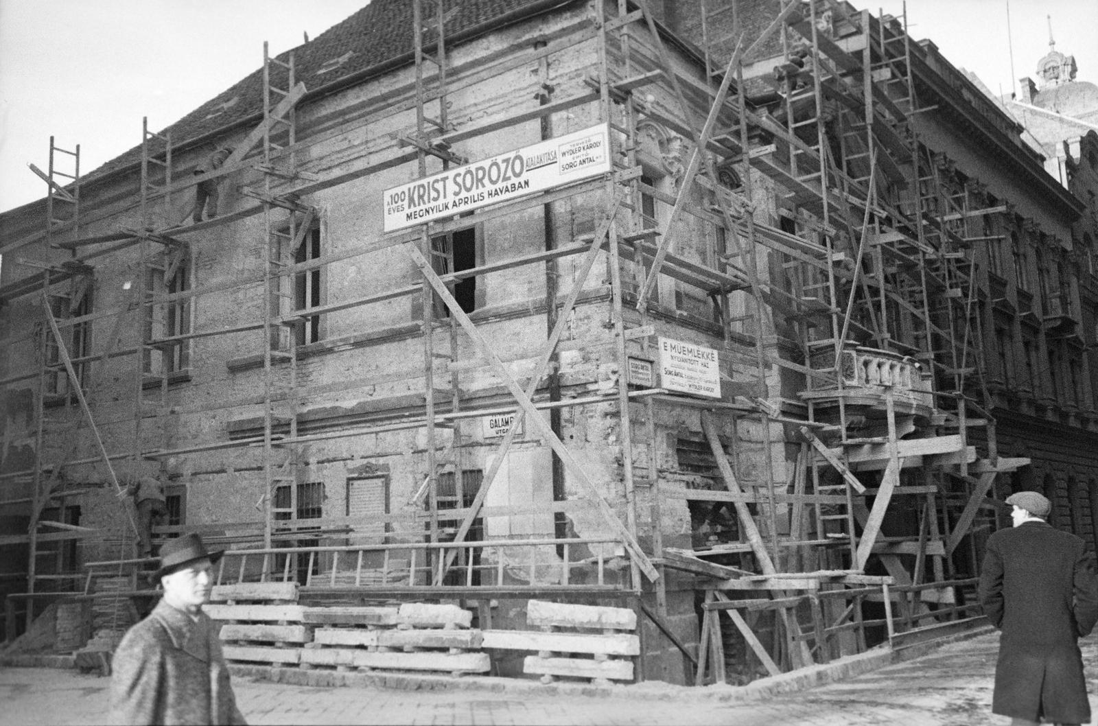 Hungary, Budapest V., Galamb utca - Piarista utca sarok, a Péterffy-palota / Krist-ház átépítése. Később a 100 éves Krist söröző helyén nyílt meg a Százéves Étterem., 1938, Inkey Tibor, scaffolding, Budapest, Fortepan #304690