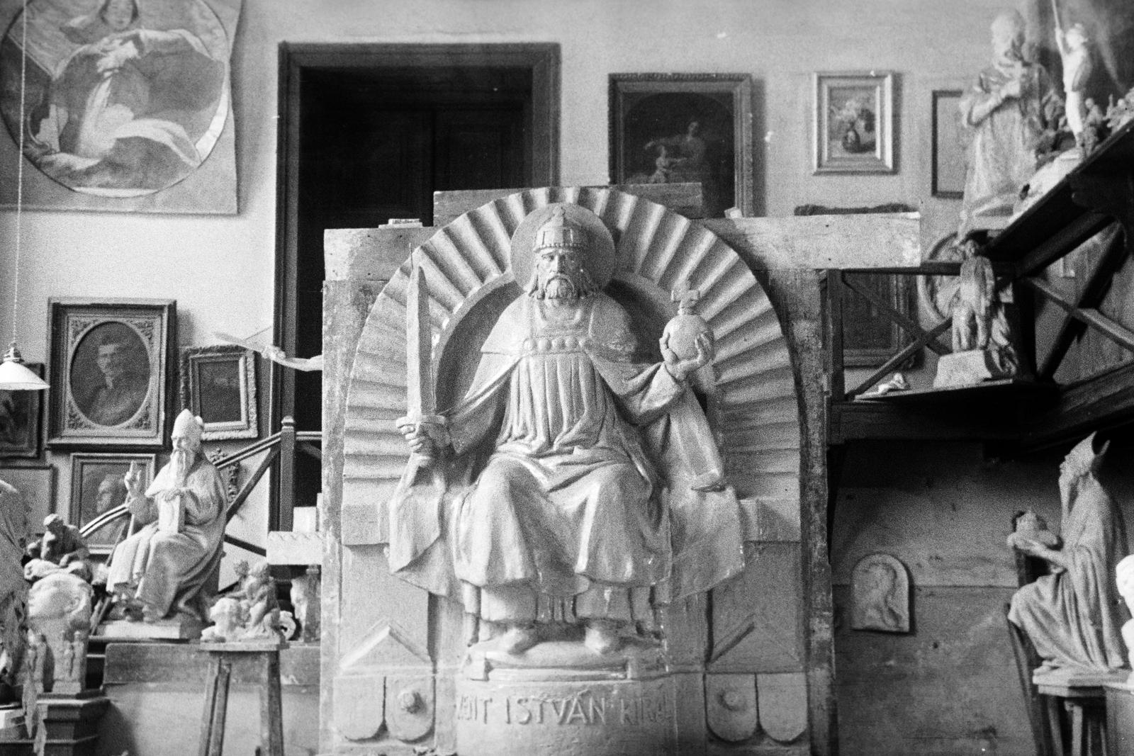 Hungary, Székesfehérvár, Bory Jenő, a Képzőművészeti Főiskola rektorának műve, a Szent István-kút gipszmintája., 1938, Inkey Tibor, Saint Stephen I-portrayal, Fortepan #304694
