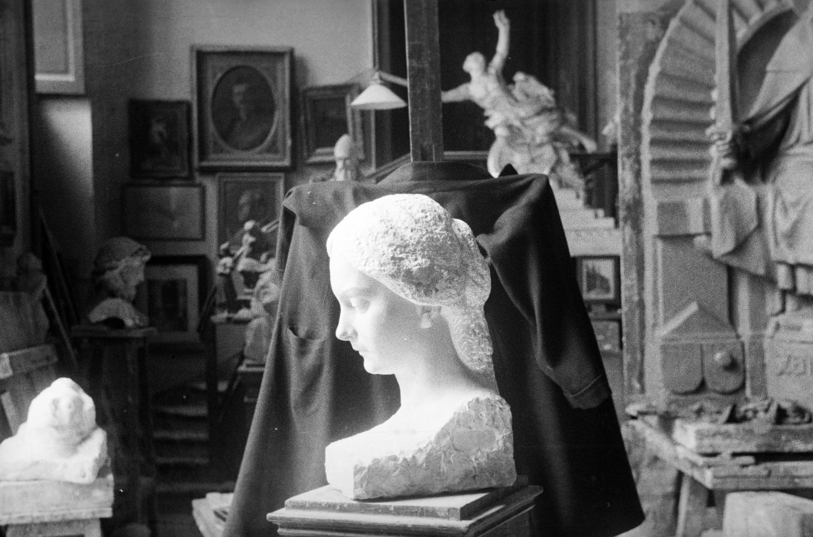 Hungary, Székesfehérvár, Bory Jenő, a Képzőművészeti Főiskola rektorának műve feleségéről., 1938, Inkey Tibor, studio, Fortepan #304695