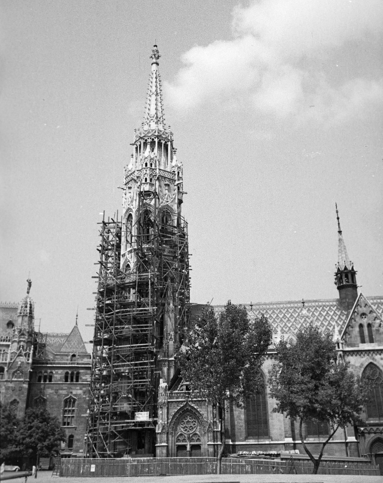 Hungary, Budapest I., Szentháromság tér, Mátyás-templom., 1940, Inkey Tibor, church, scaffolding, Budapest, Fortepan #304711