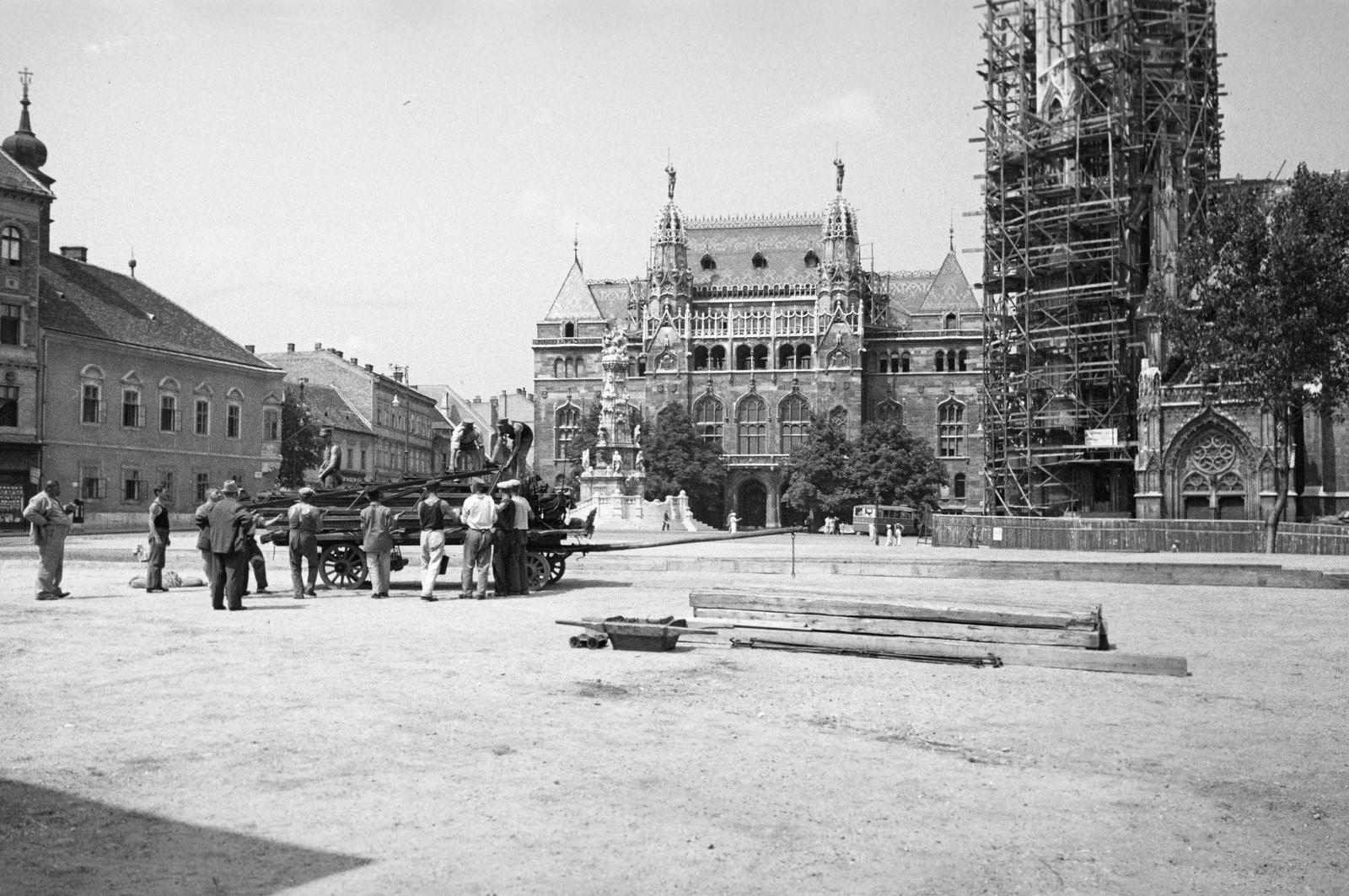 Hungary, Budapest I., Szentháromság tér, balra a régi budai Városházatornyos épülete. Szemben a Szentháromság-szobor mögött a Pénzügyminisztérium épülete, jobbra a Mátyás-templom., 1935, Inkey Tibor, transportation, building material, Budapest, Fortepan #304712
