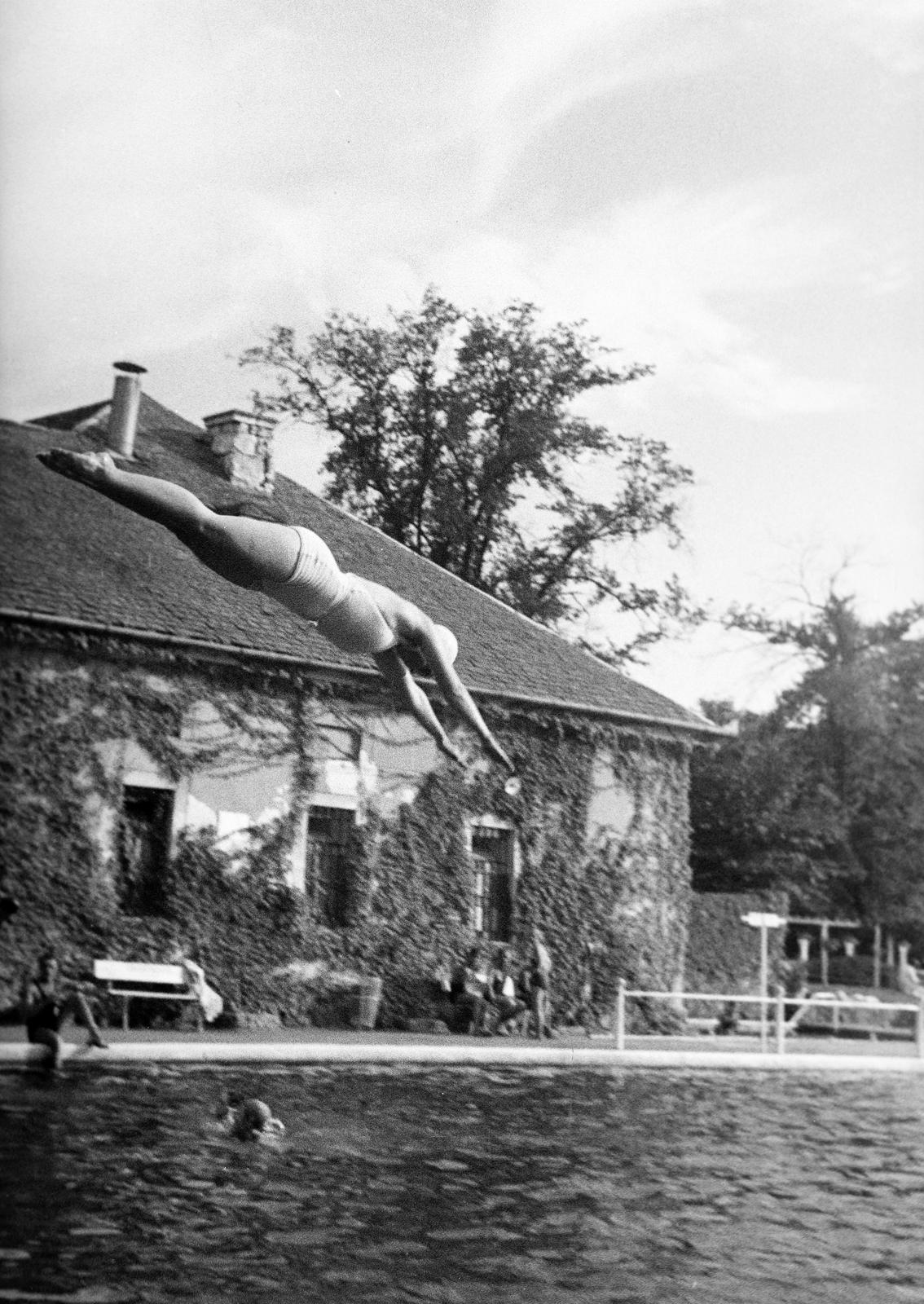 Hungary, Eger, városi strand., 1937, Inkey Tibor, pool, tile roof , plunge, Fortepan #304746