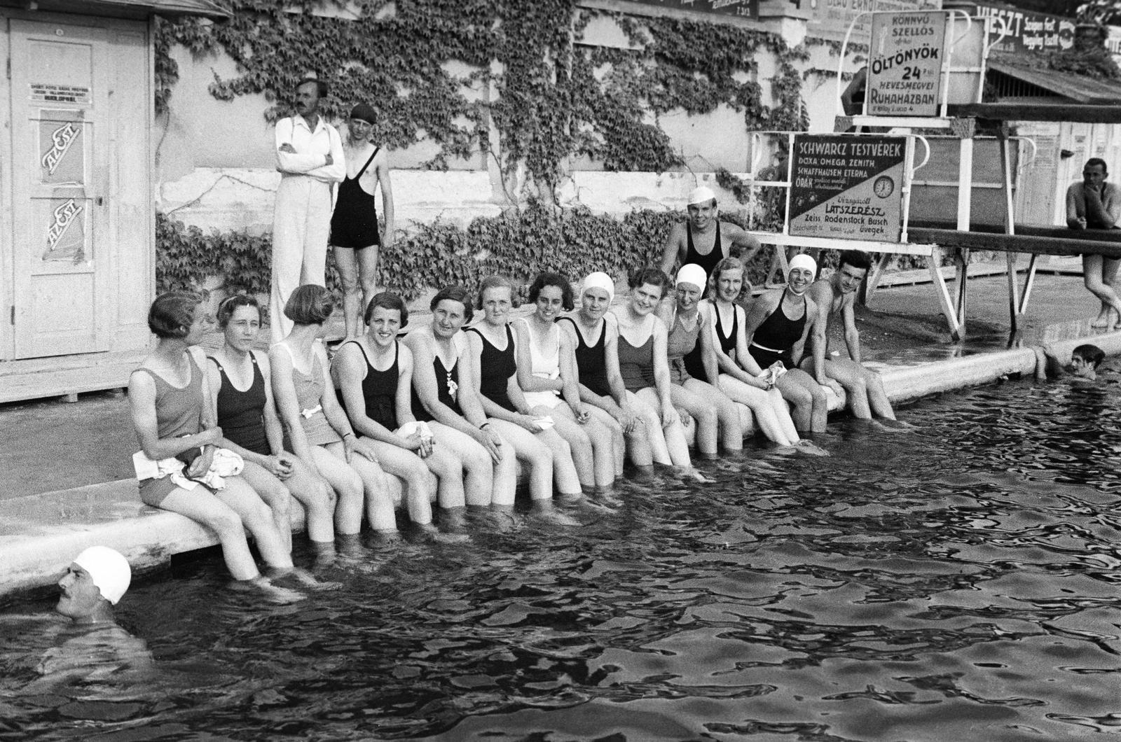 Magyarország, Eger, városi strand., 1937, Inkey Tibor, medence, reklám, fürdőruha, ül, Fortepan #304748