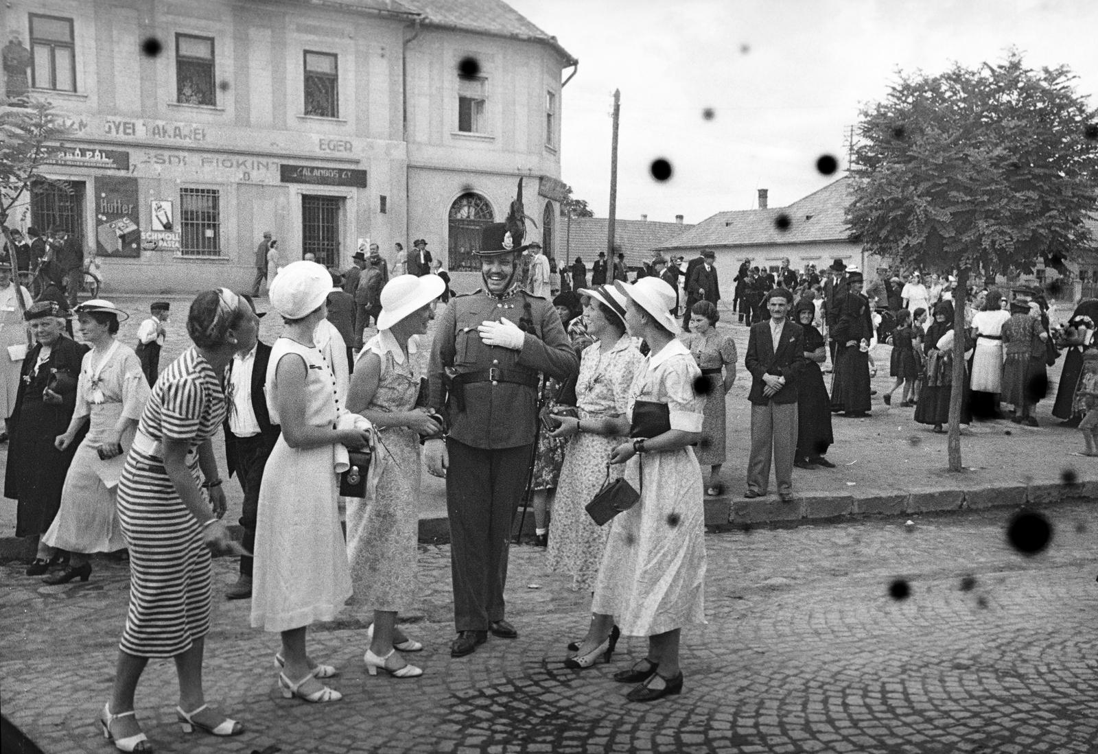 Hungary, Mezőkövesd, Mátyás király út a Szent László térnél, háttérben a Matyó ház., 1938, Inkey Tibor, Best of, fun, women, gendarme, damaged photo, summer dresses, Fortepan #304756