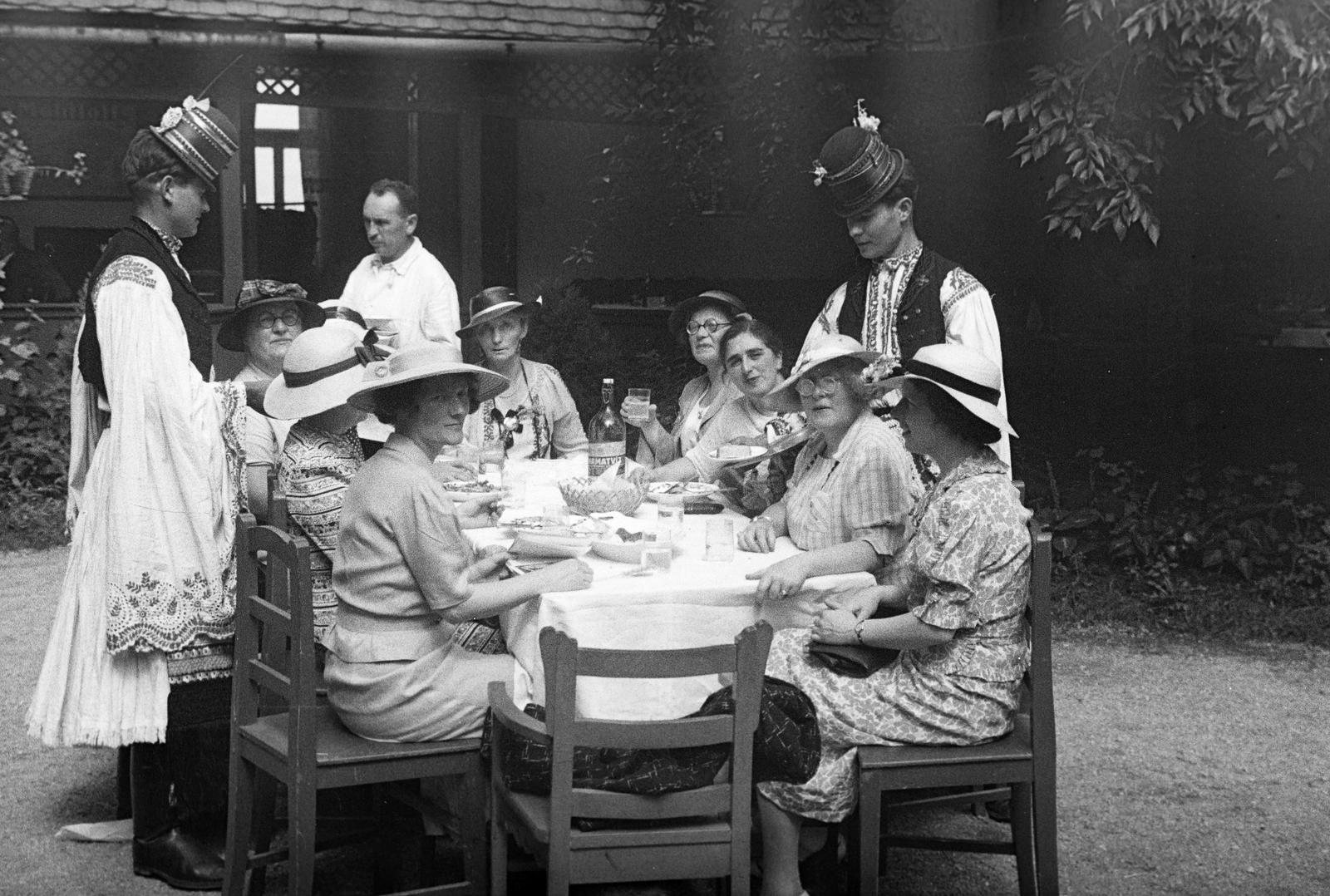 Hungary, Mezőkövesd, 1938, Inkey Tibor, waiter, meal, folk costume, Fortepan #304757
