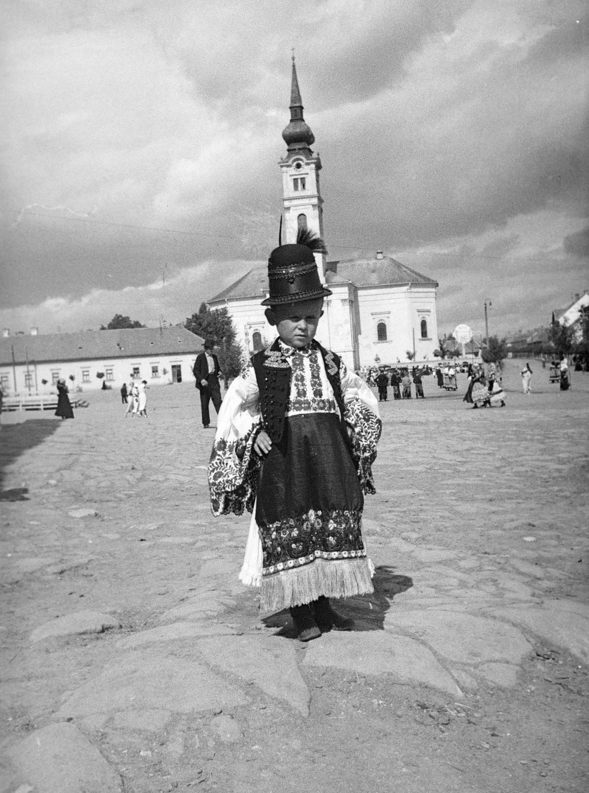 Hungary, Mezőkövesd, Szent László tér, fiú matyó népviseletben, háttérben a Szent László-templom., 1938, Inkey Tibor, kid, Fortepan #304759