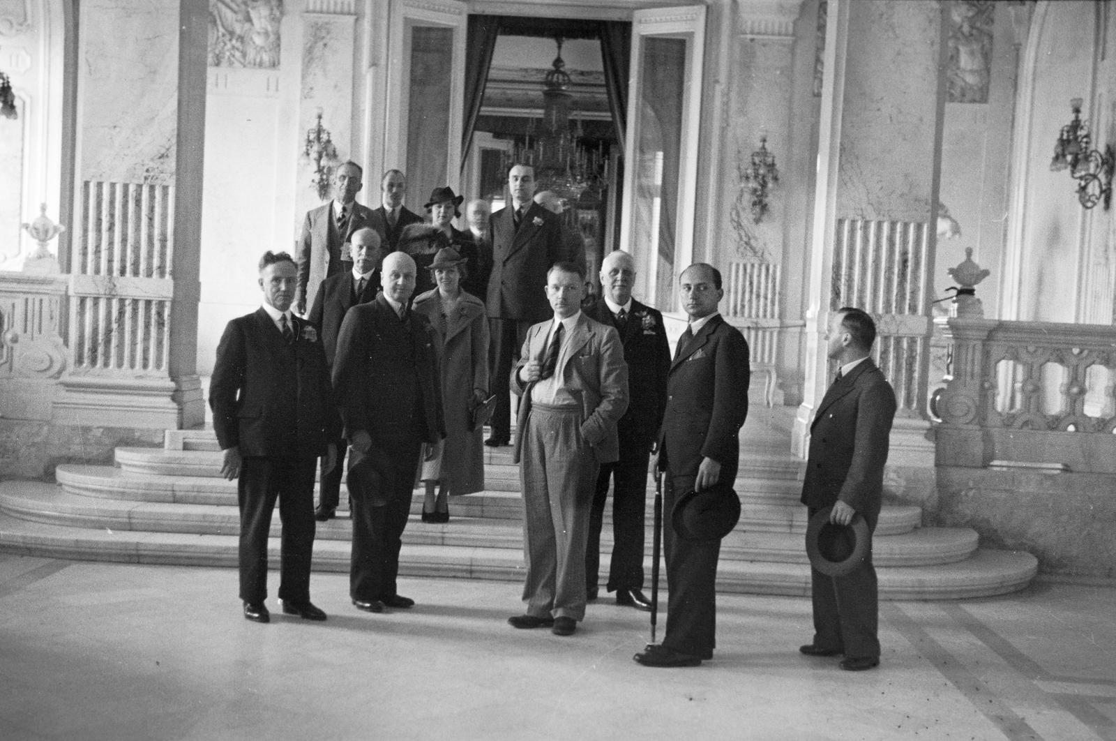 Hungary, Budapest I., a Királyi Palota (később Budavári Palota) északi szárnyának tánctermi előcsarnoka és ruhatára az I. előteremhez vezető lépcsővel, a jobb oldali pillér mögött Jankovits Gyula Libatolvaj című szobra látszik ki., 1937, Inkey Tibor, Budapest, Fortepan #304796