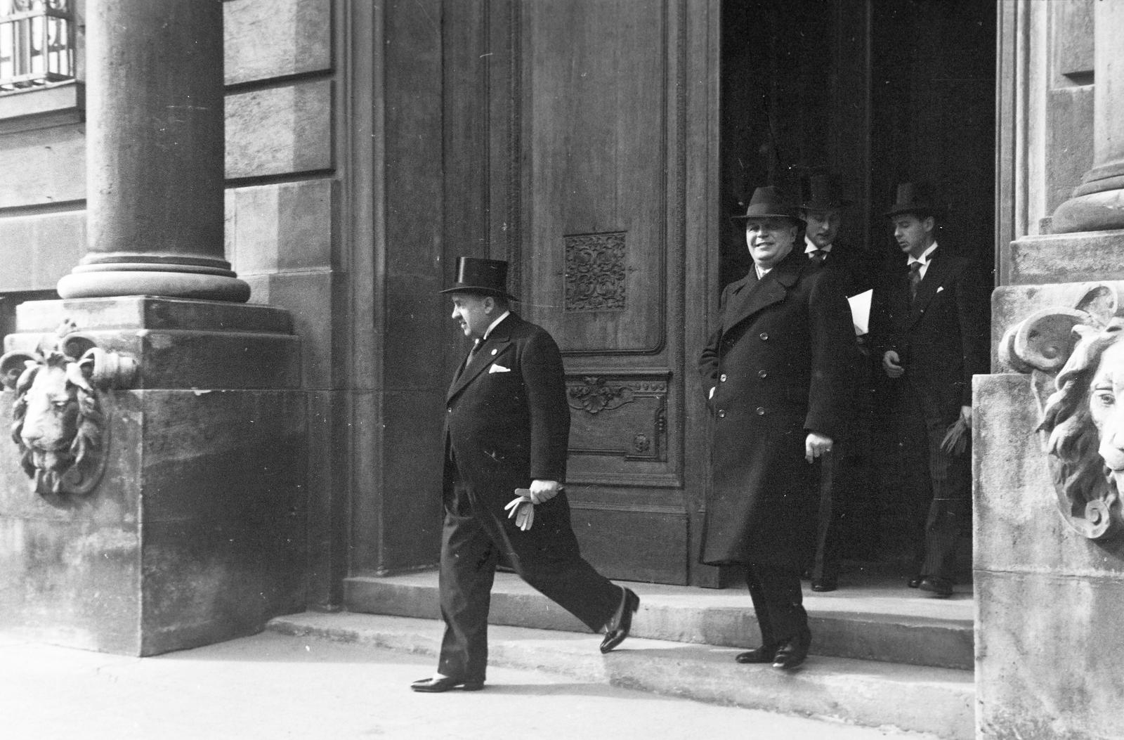 1937, Inkey Tibor, standing in door, gloves, top hat, Fortepan #304797
