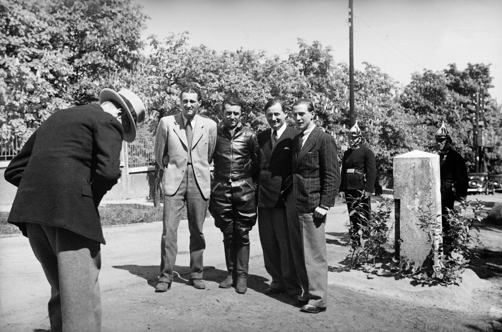 Hungary, Budapest II.,Budapest XII., Budakeszi út, a felvétel a 48. számú telek elött készült. 1937. május 9-én az V. Magyar Motorkerékpár Nagy Díj napján megkoszorúzták Rupert Karner motorversenyző emlékművét., 1937, Inkey Tibor, Budapest, Fortepan #304810