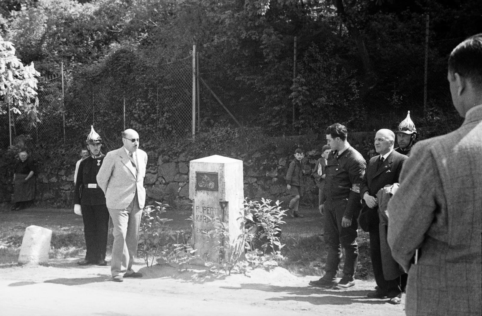 Hungary, Budapest II.,Budapest XII., Budakeszi út, a felvétel a 48. számú telek elött készült. 1937. május 9-én az V. Magyar Motorkerékpár Nagy Díj napján megkoszorúzták Rupert Karner motorversenyző emlékművét., 1937, Inkey Tibor, memorial, Budapest, Fortepan #304812