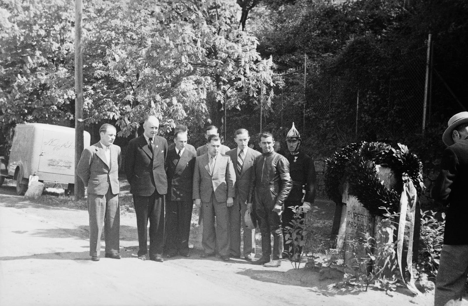 Hungary, Budapest II.,Budapest XII., Budakeszi út, a felvétel a 48. számú telek elött készült. 1937. május 9-én az V. Magyar Motorkerékpár Nagy Díj napján megkoszorúzták Rupert Karner motorversenyző emlékművét., 1937, Inkey Tibor, Budapest, Fortepan #304813