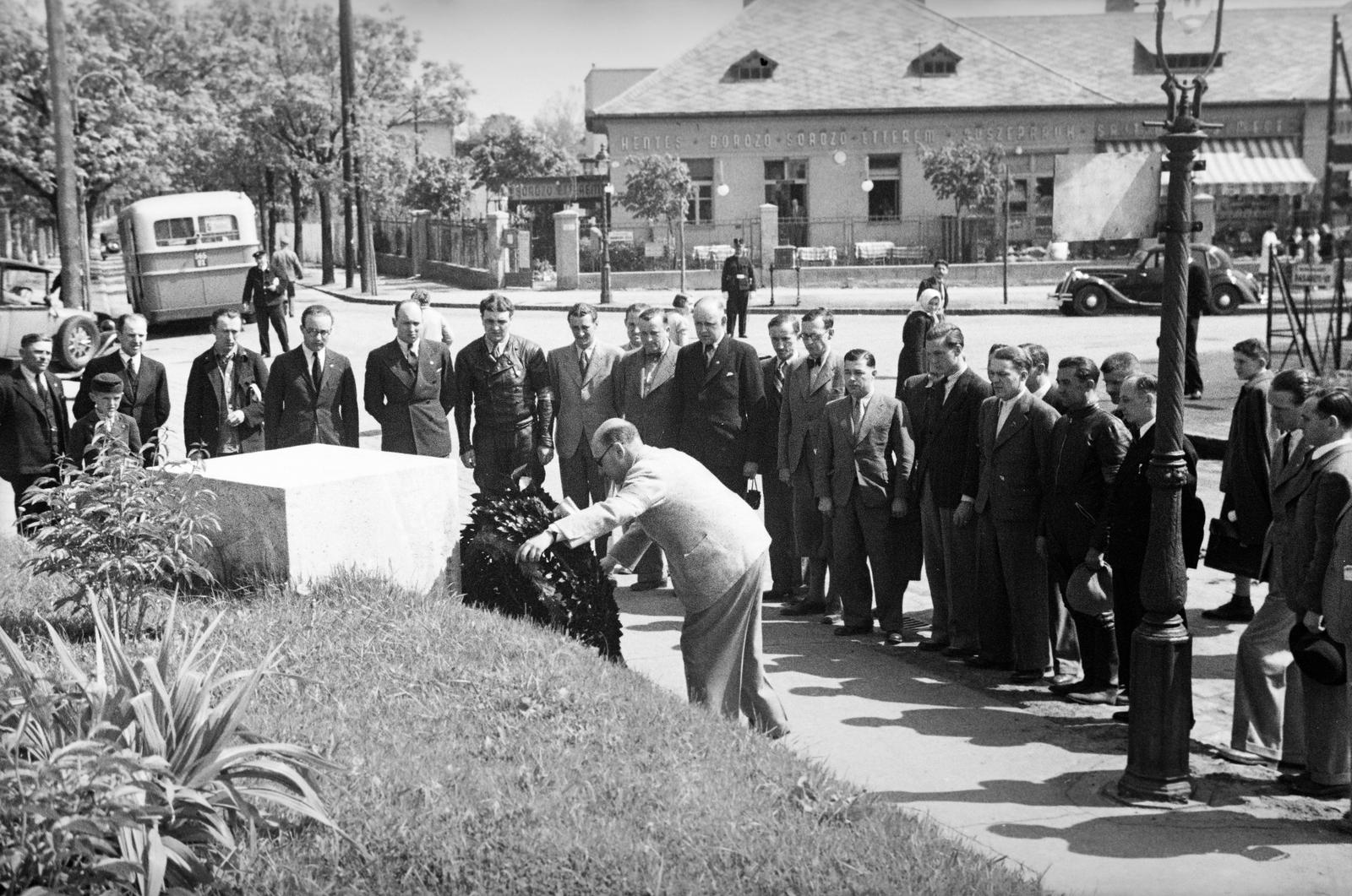 Hungary, Budapest II., Pasaréti tér, a felvétel a Páduai Szent Antal-templom elött készült. 1937. május 9-én az V. Magyar Motorkerékpár Nagy Díj napján megkoszorúzták Rudolf Steinweg autóversenyző emlékművét., 1937, Inkey Tibor, monument, untitled, Budapest, Fortepan #304815