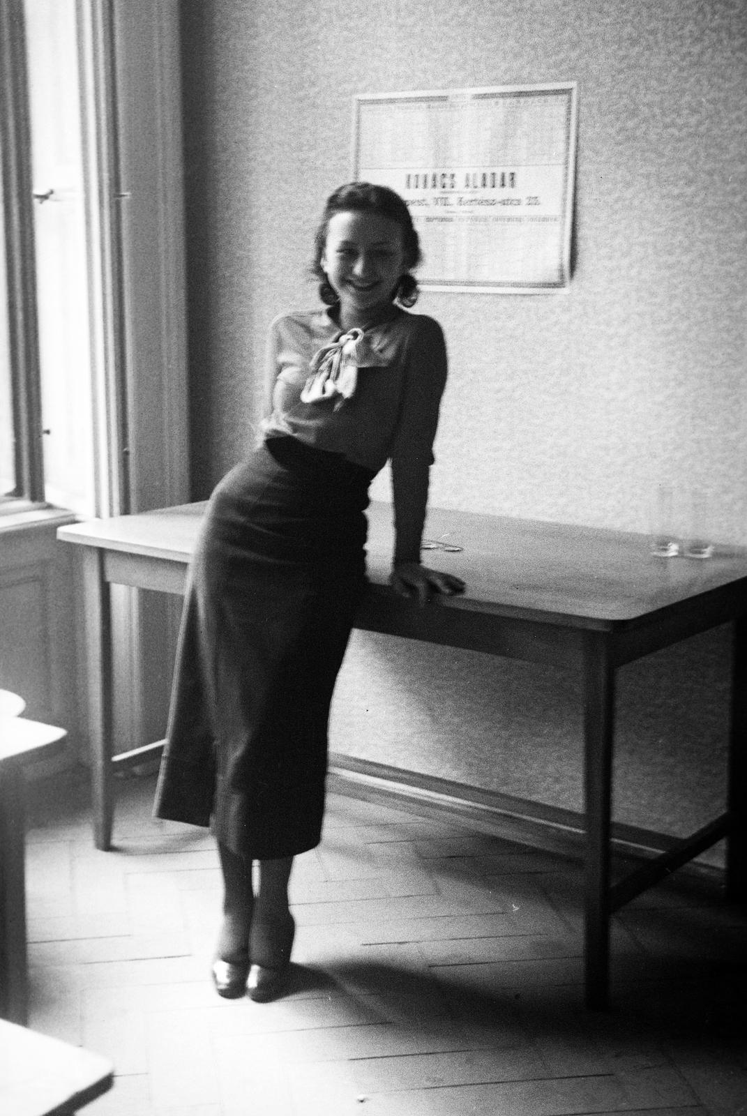 1938, Inkey Tibor, lady, staged, leaning, Fortepan #304817