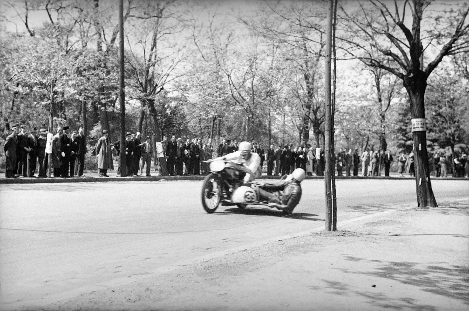 Hungary, People's Park, Budapest X., a KMAC / Királyi Magyar Autómobil Club rendezésében, Magyarország V. Motorkerékpár Nagydíján résztvevő egyik oldalkocsis motorversenyző. A felvétel 1937. május 9-én készült., 1937, Inkey Tibor, feat, starting number, motorcycle with sidecar, crash helmet, Budapest, Fortepan #304820