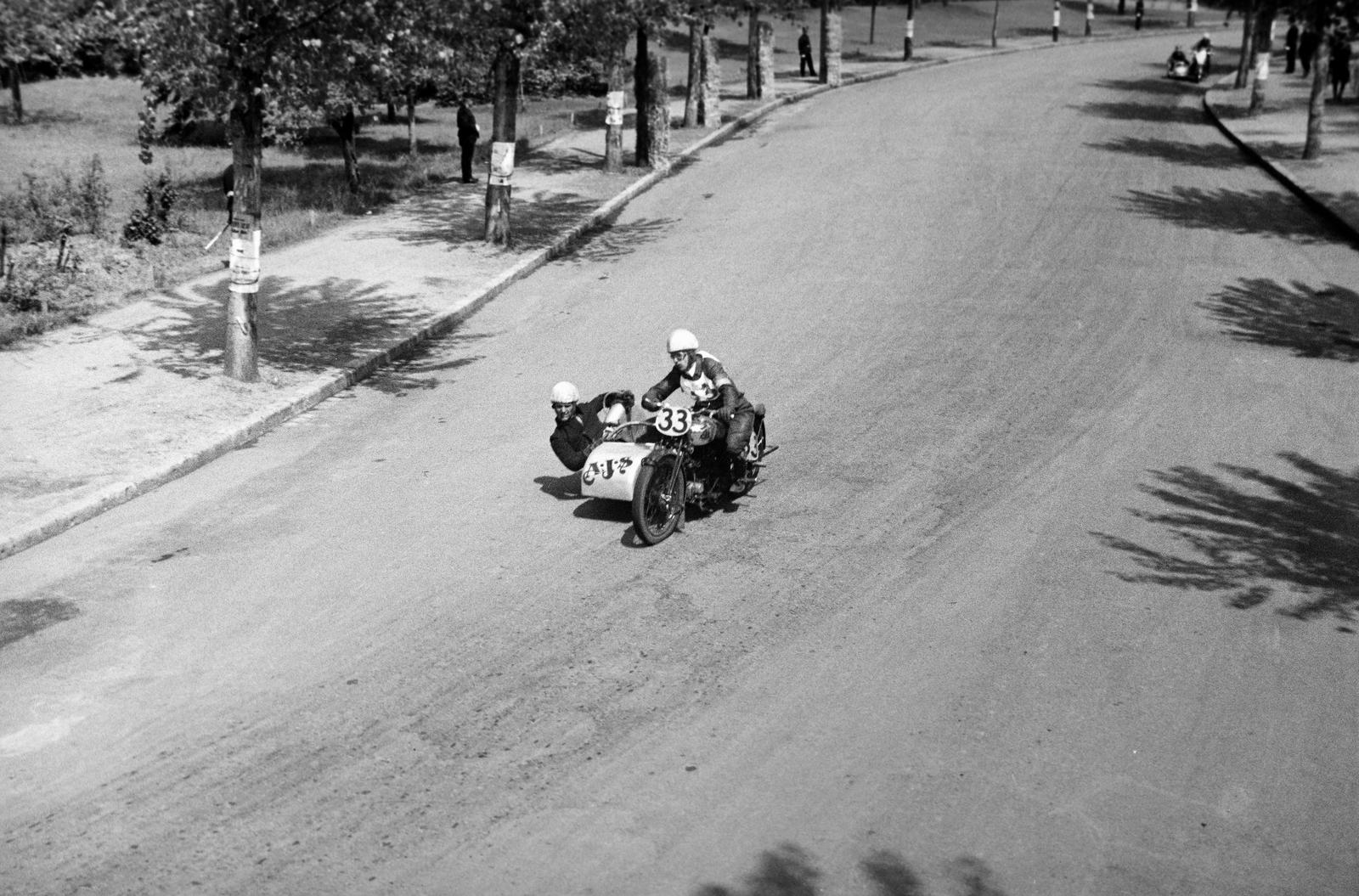 Magyarország, Népliget, Budapest X., a KMAC / Királyi Magyar Autómobil Club rendezésében, Magyarország V. Motorkerékpár Nagydíján résztvevő egyik oldalkocsis motorversenyző. A felvétel 1937. május 9-én készült., 1937, Inkey Tibor, rajtszám, motorverseny, fasor, Budapest, Fortepan #304822