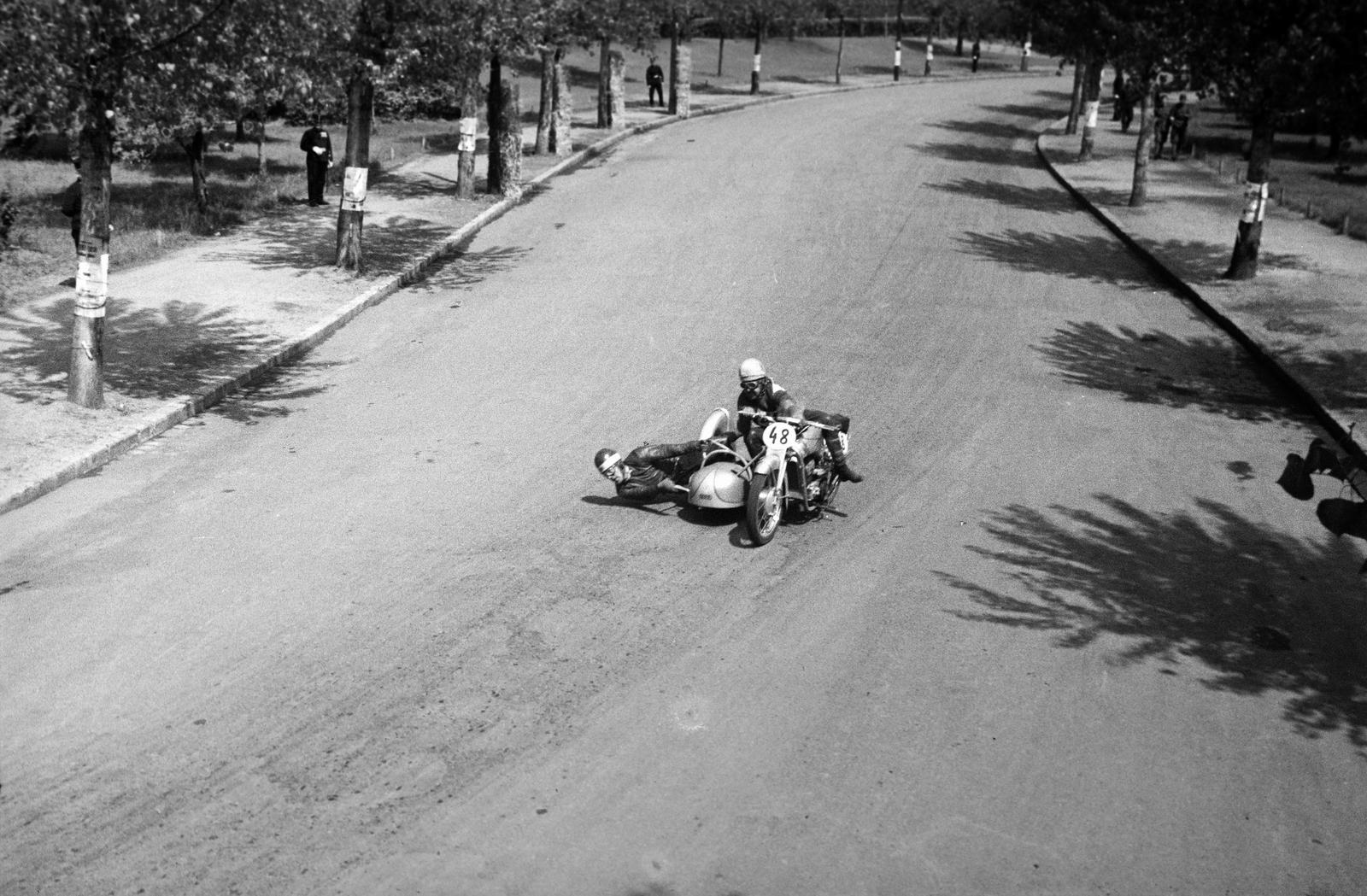 Magyarország, Népliget, Budapest X., a KMAC / Királyi Magyar Autómobil Club rendezésében, Magyarország V. Motorkerékpár Nagydíján résztvevő egyik oldalkocsis motorversenyző. A felvétel 1937. május 9-én készült., 1937, Inkey Tibor, mutatvány, Budapest, Fortepan #304823